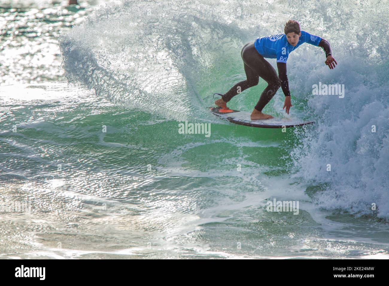 10-30-2015 Peniche Portugal magnifique vue sur urfer à cheval la vague, de nombreuses éclaboussures dans les rayons du soleil sur la compétition de surf Moche RIP Curl Pro Portugal 2 Banque D'Images