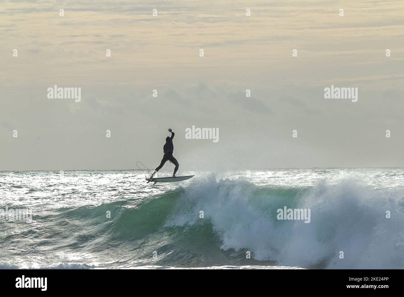 10-30-2015 Peniche Portugal magnifique vue sur urfer à cheval la vague, de nombreuses éclaboussures dans les rayons du soleil sur la compétition de surf Moche RIP Curl Pro Portugal 2 Banque D'Images