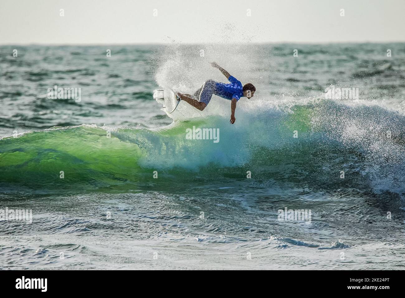 10-30-2015 Peniche Portugal un surfeur de la vague de nombreuses éclaboussures dans les rayons du soleil sur la concurrence Moche RIP Curl Pro Portugal 2015 Banque D'Images