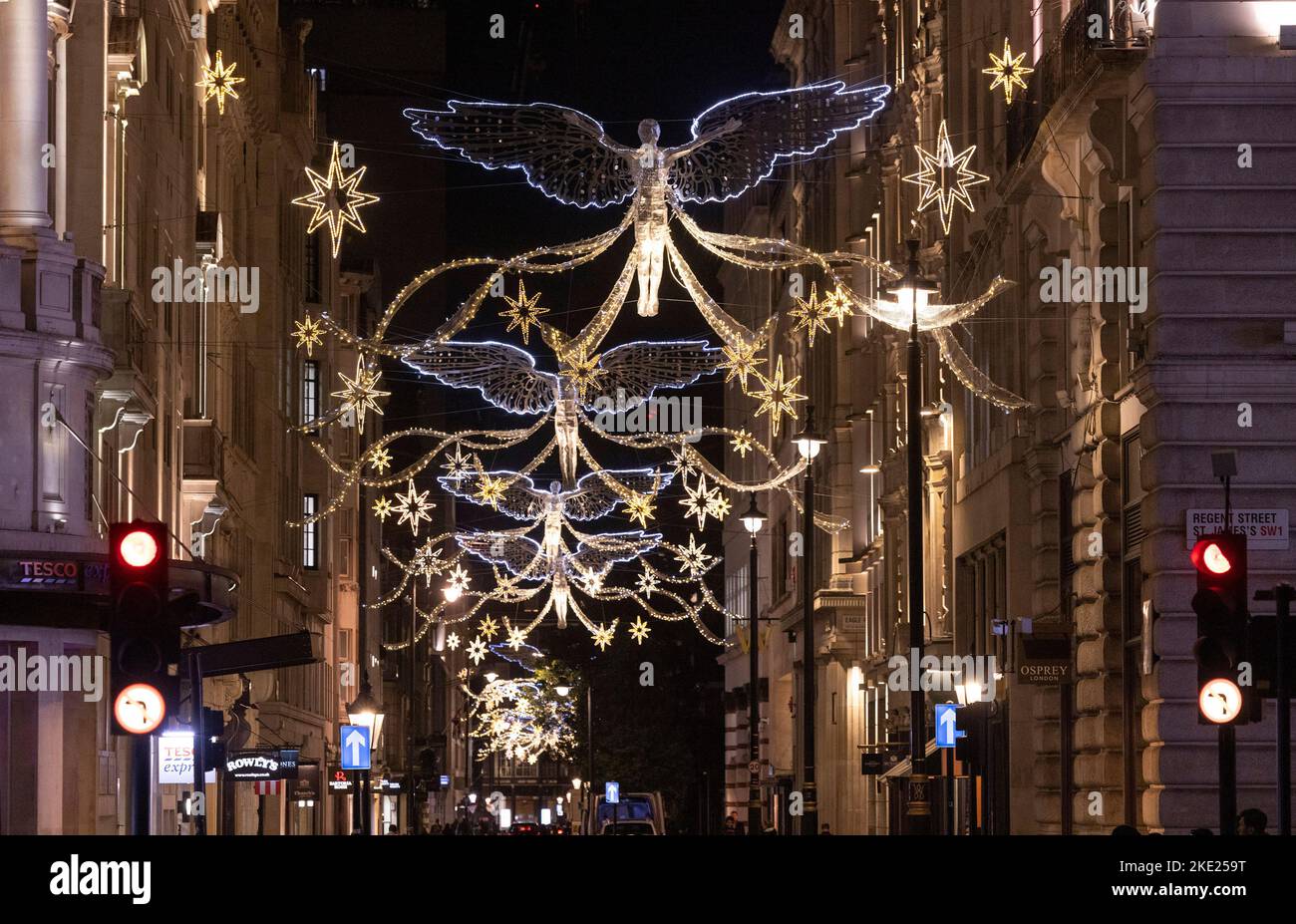 USAGE ÉDITORIAL SEULES les vues de Jermyn Street comme Regent Street et l'écran lumineux « The Spirit of Christmas » de St James est allumé pour la saison des fêtes 2022. Date de la photo: Mercredi 9 novembre 2022. Banque D'Images