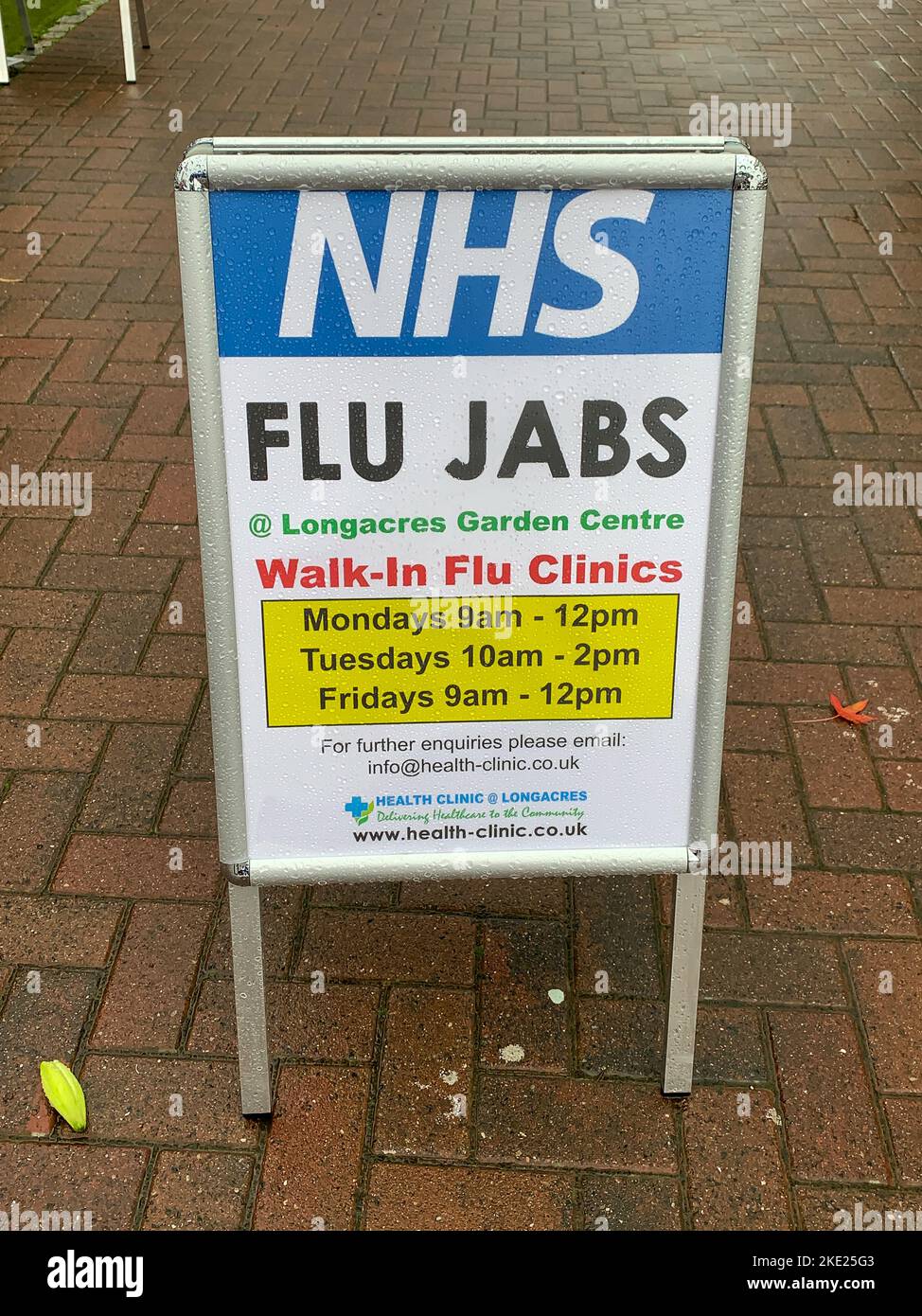 Bagshot, Surrey, Royaume-Uni. 7th novembre 2022. Un centre de vaccination contre la grippe NHS à Bagshot. Les personnes de plus de 50 ans sont encouragées à avoir leurs jabs de grippe cet automne. Le NHS a administré 13,2 millions de vaccins contre la grippe depuis septembre de cette année. Crédit : Maureen McLean/Alay Banque D'Images