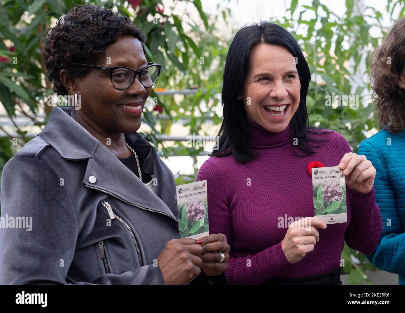 La mairesse de Montréal, Valérie plante, et Elizabeth Maruma Mrema, secrétaire exécutive de la Convention sur la diversité biologique des Nations Unies, tiennent des sacs de semences de laitaded à Montréal, mercredi, 9 novembre 2022. Plante a fait une annonce sur la protection des insectes pollinisateurs avant une conférence des Nations Unies sur la biodiversité le mois prochain à Montréal. LA PRESSE CANADIENNE/Paul Chiasson Banque D'Images