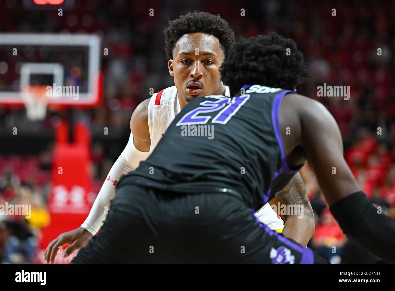 College Park, Maryland, États-Unis. 07th novembre 2022. Maryland Terrapins garde Jahmir Young (1) jouant de la défense pendant le match de basket-ball NCAA entre les Maryland Terrapins et les Niagara Purple Eagles au Xfinity Center à College Park, MD. Reggie Hildred/CSM/Alamy Live News Banque D'Images