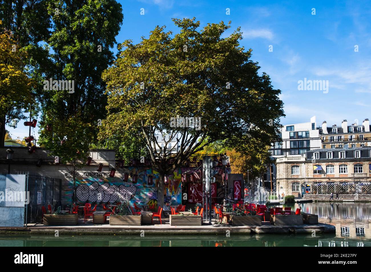 Paris, France, octobre 2022, vue sur le café restaurant la terrasse 25° est au bord du Canal Saint-Martin Banque D'Images