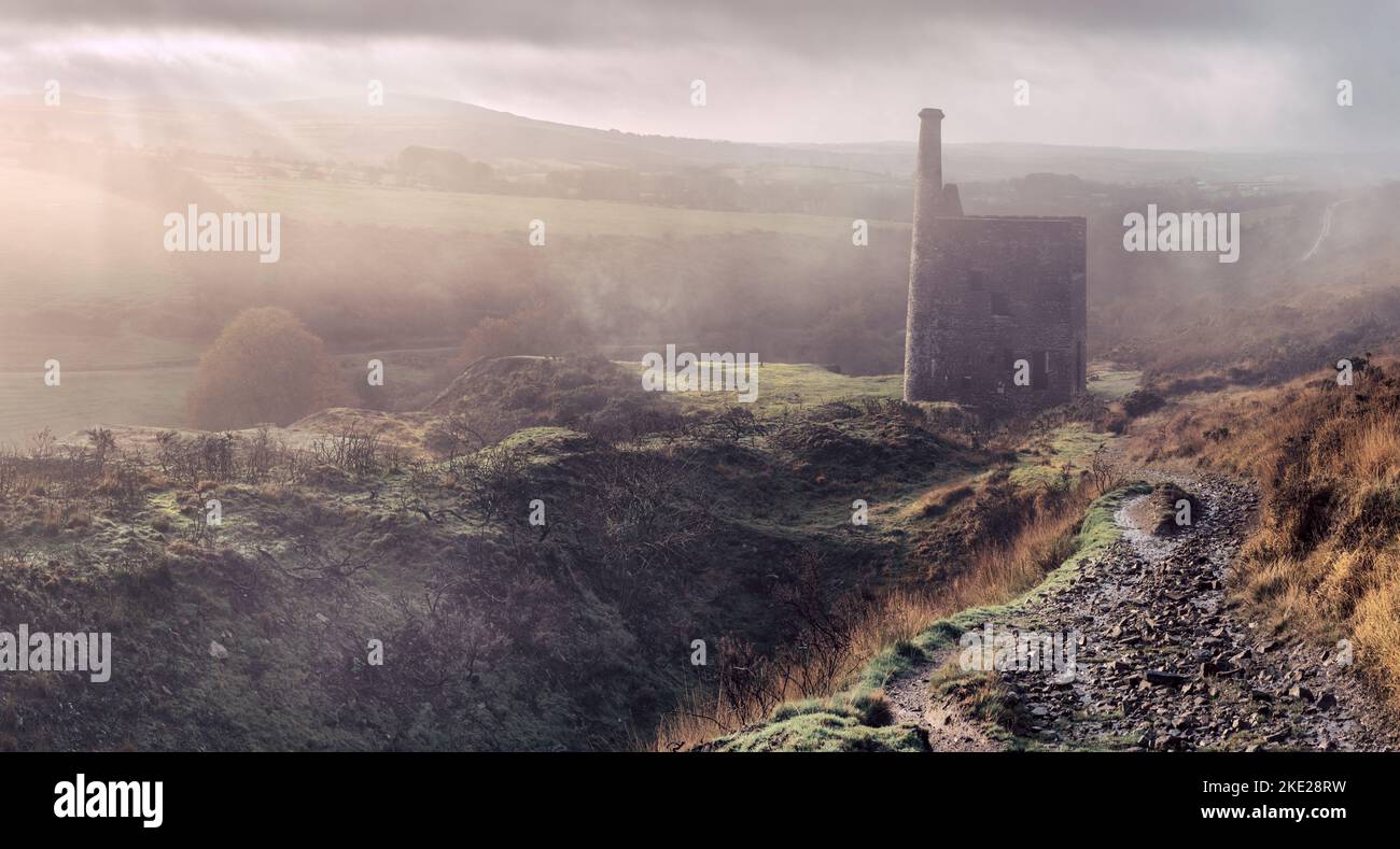 La brume matinale fond lentement tandis que le soleil se brise à travers le nuage bas dans la vallée près de Mary Tavy et le sentier menant à W Banque D'Images