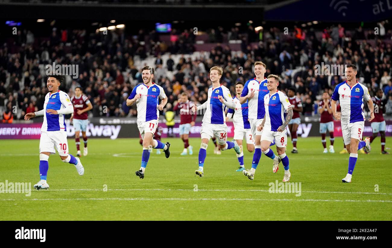 Les joueurs de Blackburn Rovers célèbrent leur victoire lors du troisième tour de la Carabao Cup au London Stadium, Londres. Date de la photo: Mercredi 9 novembre 2022. Banque D'Images