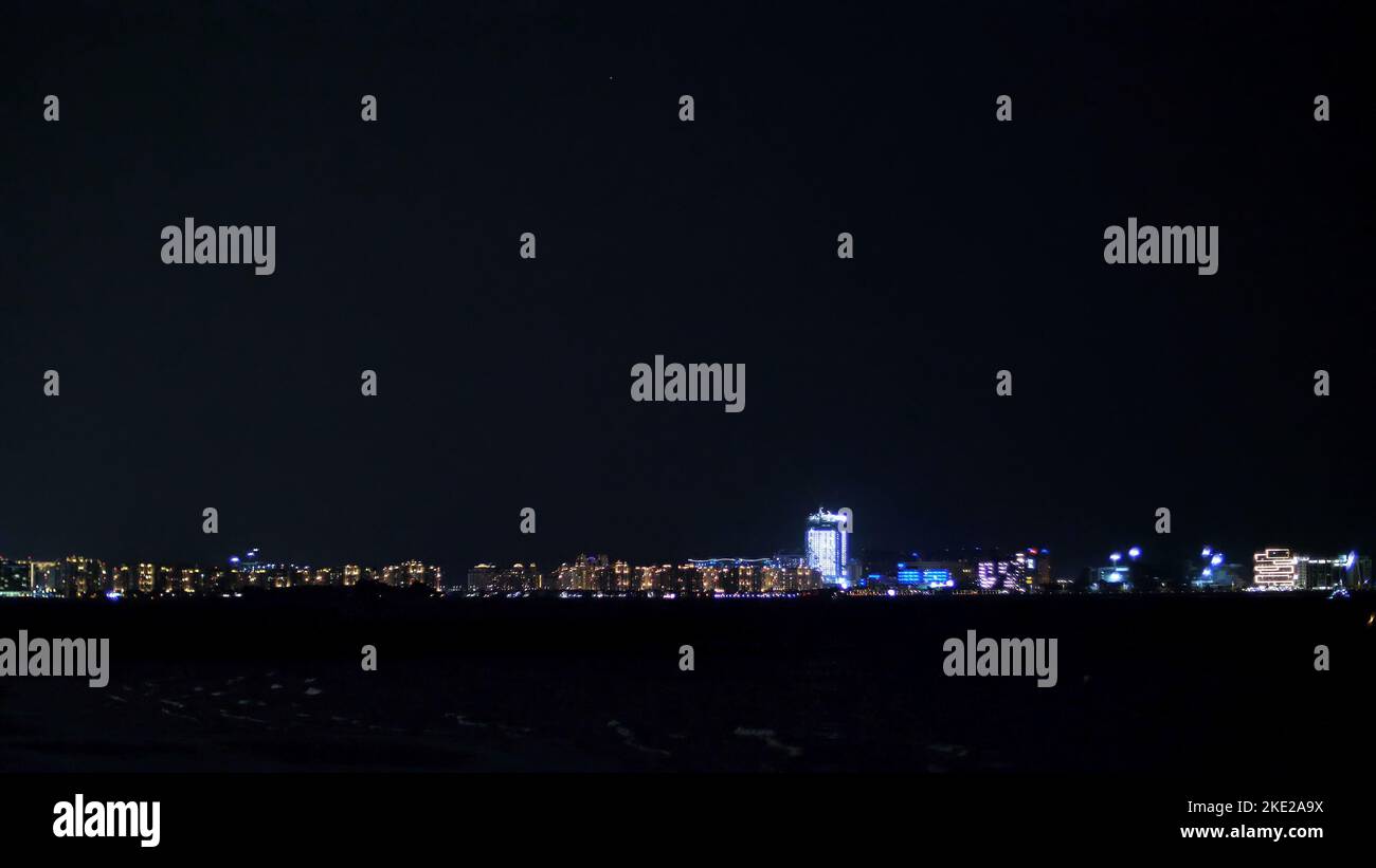 DUBAÏ, ÉMIRATS ARABES UNIS, Émirats Arabes Unis - 20 NOVEMBRE 2017 : la nuit, loin de là, vous pouvez voir les lumières de la ville, les gratte-ciels,. Photo de haute qualité Banque D'Images