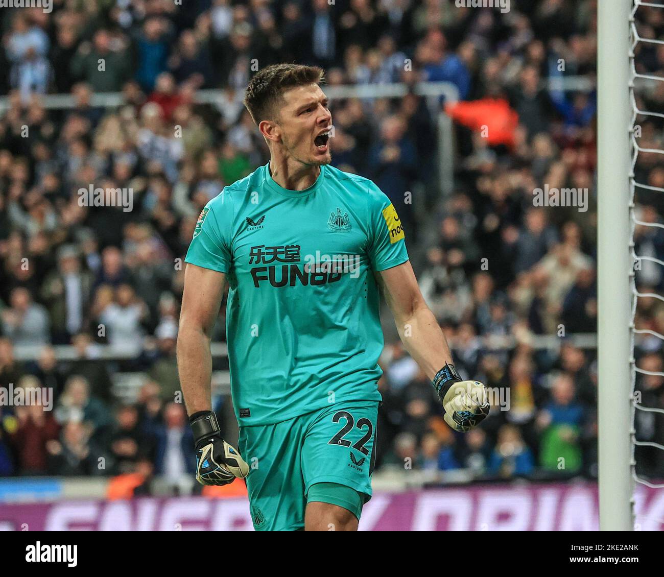 Nick Pope #22 de Newcastle United célèbre la sauvegarde de Luka Milivojević #4 de la pénalité de Crystal Palace lors du troisième match de la Carabao Cup Newcastle United contre Crystal Palace à St. James's Park, Newcastle, Royaume-Uni, 9th novembre 2022 (photo de Mark Cosgrove/News Images) Banque D'Images