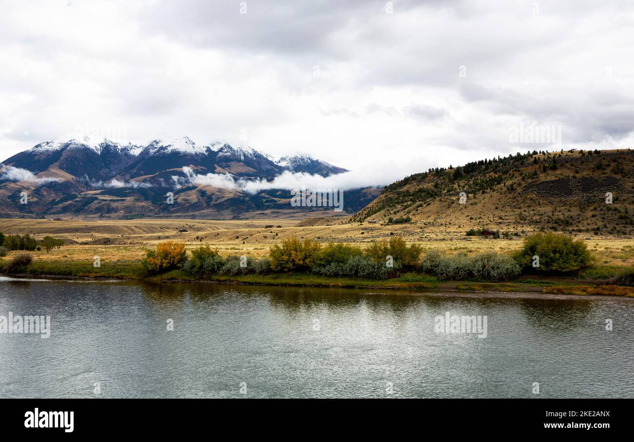 L'accès à la pêche sur la Highway 89 dans le Montana offre des paysages d'automne le long de la rivière Yellowstone Banque D'Images