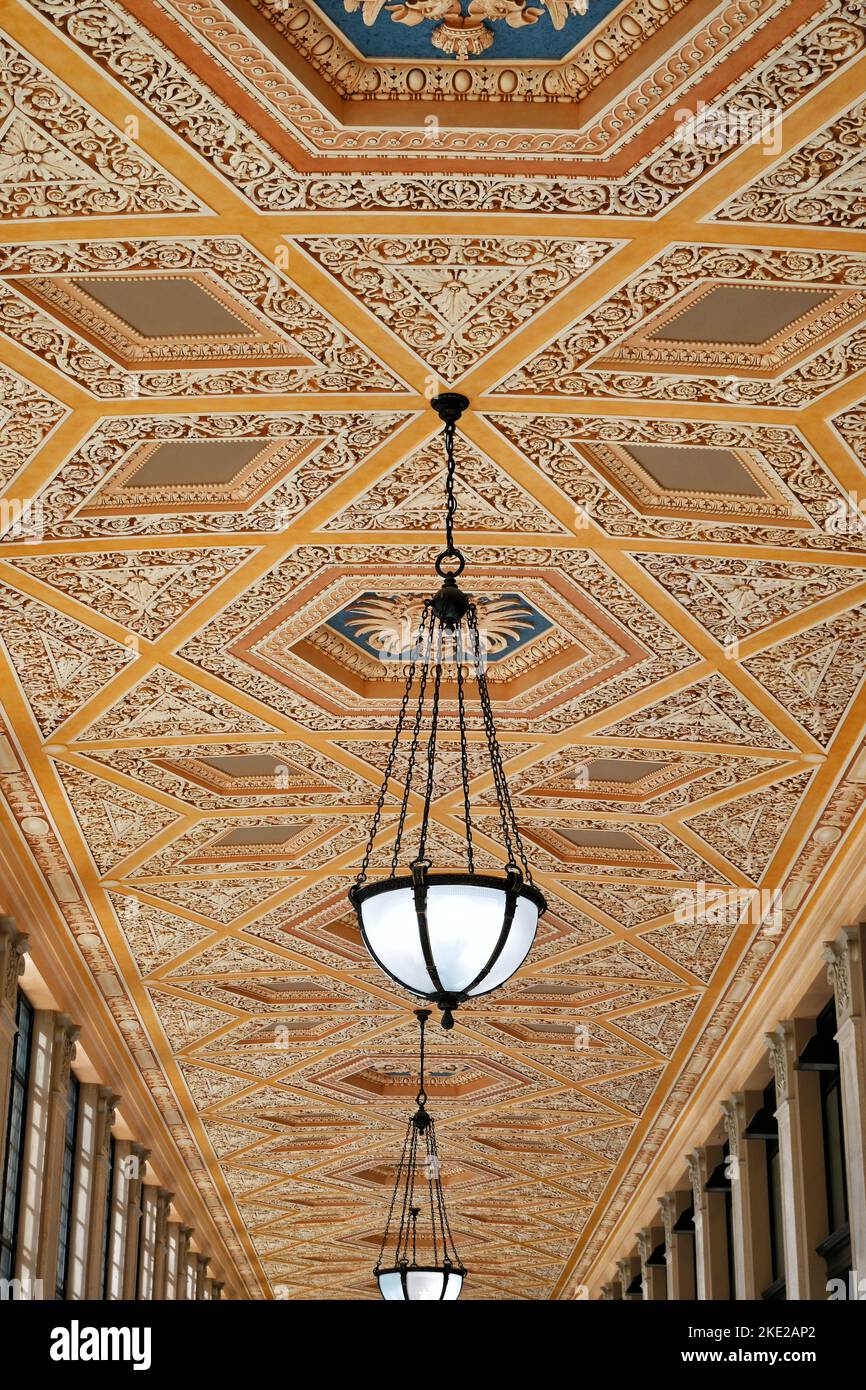 Manhattan, New York - 20 octobre 2022 : détail du plafond dans le bureau de poste à l'intérieur du Moynihan train Hall. Banque D'Images