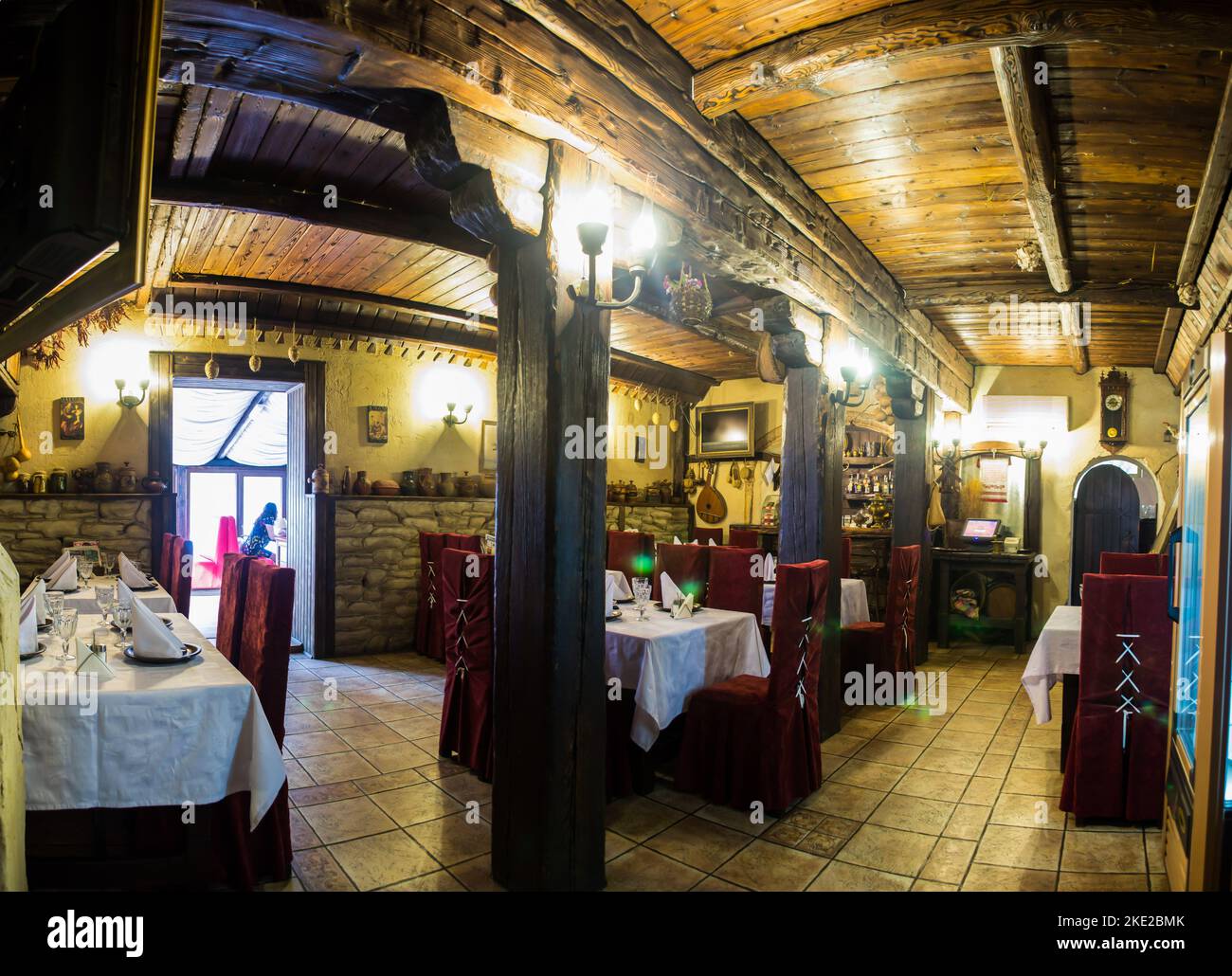 Intérieur de restaurant avec meubles anciens et grands lustres classiques, intérieur rétro Banque D'Images