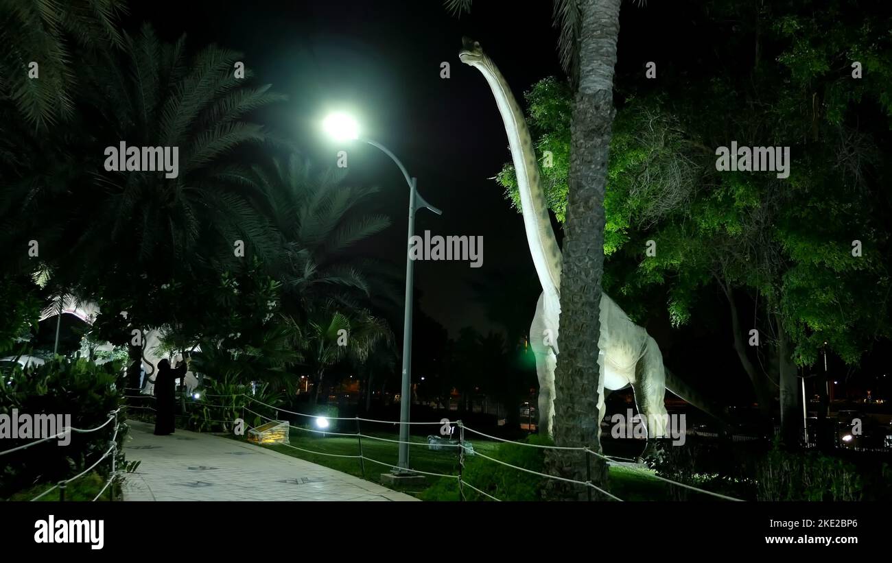 Le parc des dinosaures du Dubai Garden Glow Park, illuminé la nuit. Beaucoup de dinosaures différents ont l'air vivants. Photo de haute qualité Banque D'Images