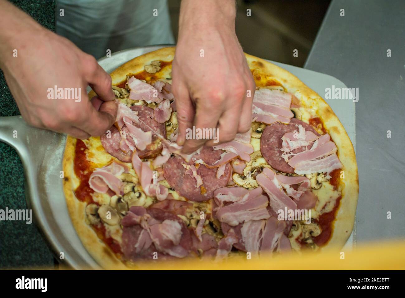 cuisson de la pizza au four . Pizza près du poêle à pierre avec feu. Arrière-plan d'un restaurant pizzeria traditionnel avec cheminée. Banque D'Images cuisson de la pizza au four . Pizza près du poêle à pierre avec feu. Arrière-plan d'un restaurant pizzeria traditionnel avec cheminée. Banque D'Images