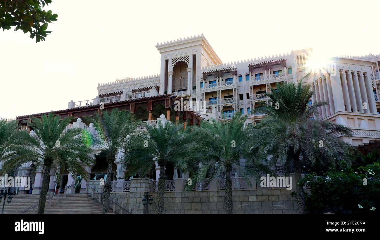 DUBAÏ, ÉMIRATS ARABES UNIS, Émirats Arabes Unis - 20 NOVEMBRE 2017 : vue sur le luxe 5 étoiles Hôtel JUMEIRAH Madinat, le plus grand centre de villégiature en émirat avec ses propres canaux artificiels. Photo de haute qualité Banque D'Images