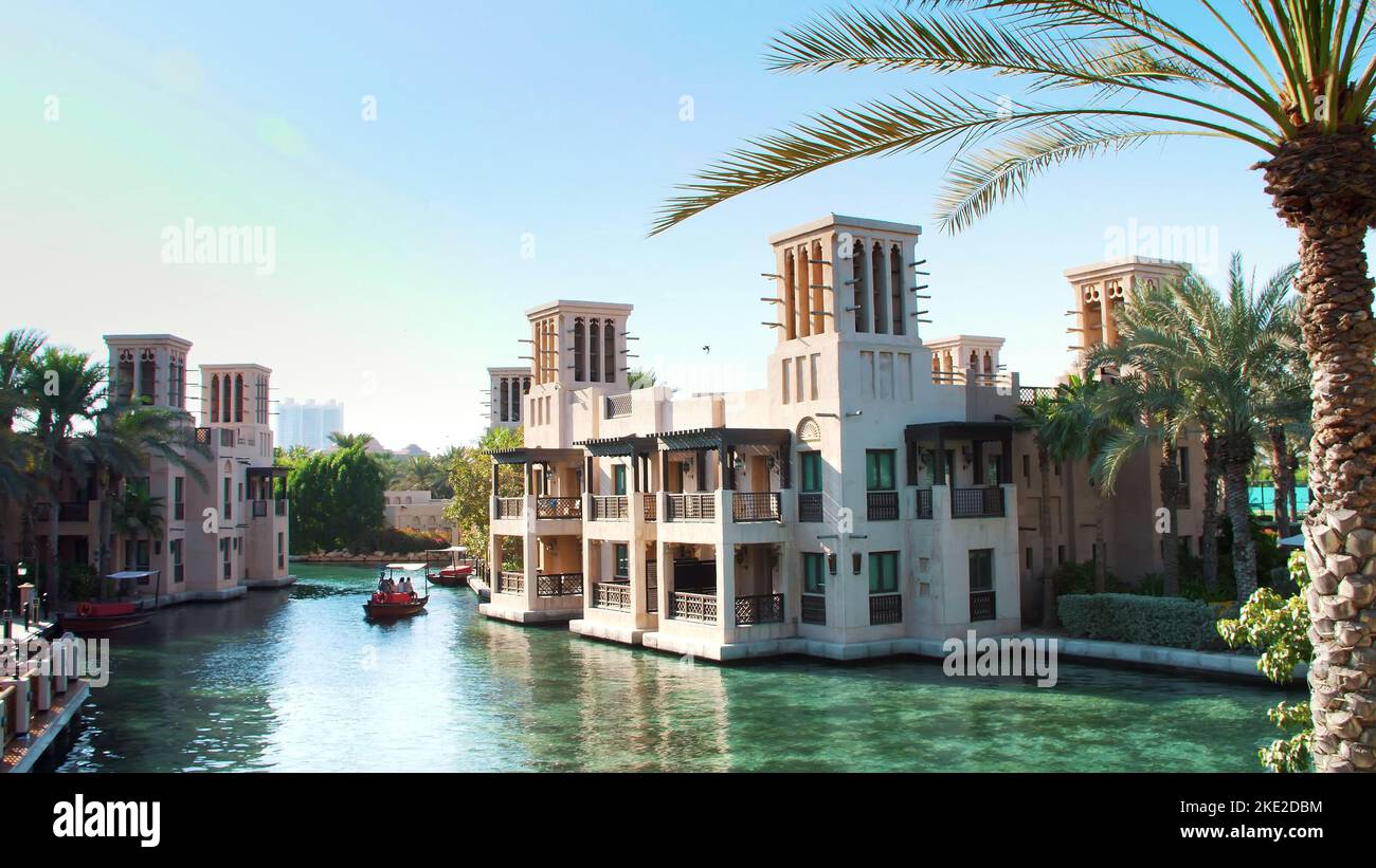 DUBAÏ, ÉMIRATS ARABES UNIS, Émirats Arabes Unis - 20 NOVEMBRE 2017 : vue sur le luxe 5 étoiles Hôtel JUMEIRAH Madinat, le plus grand centre de villégiature en émirat avec ses propres canaux artificiels. Photo de haute qualité Banque D'Images