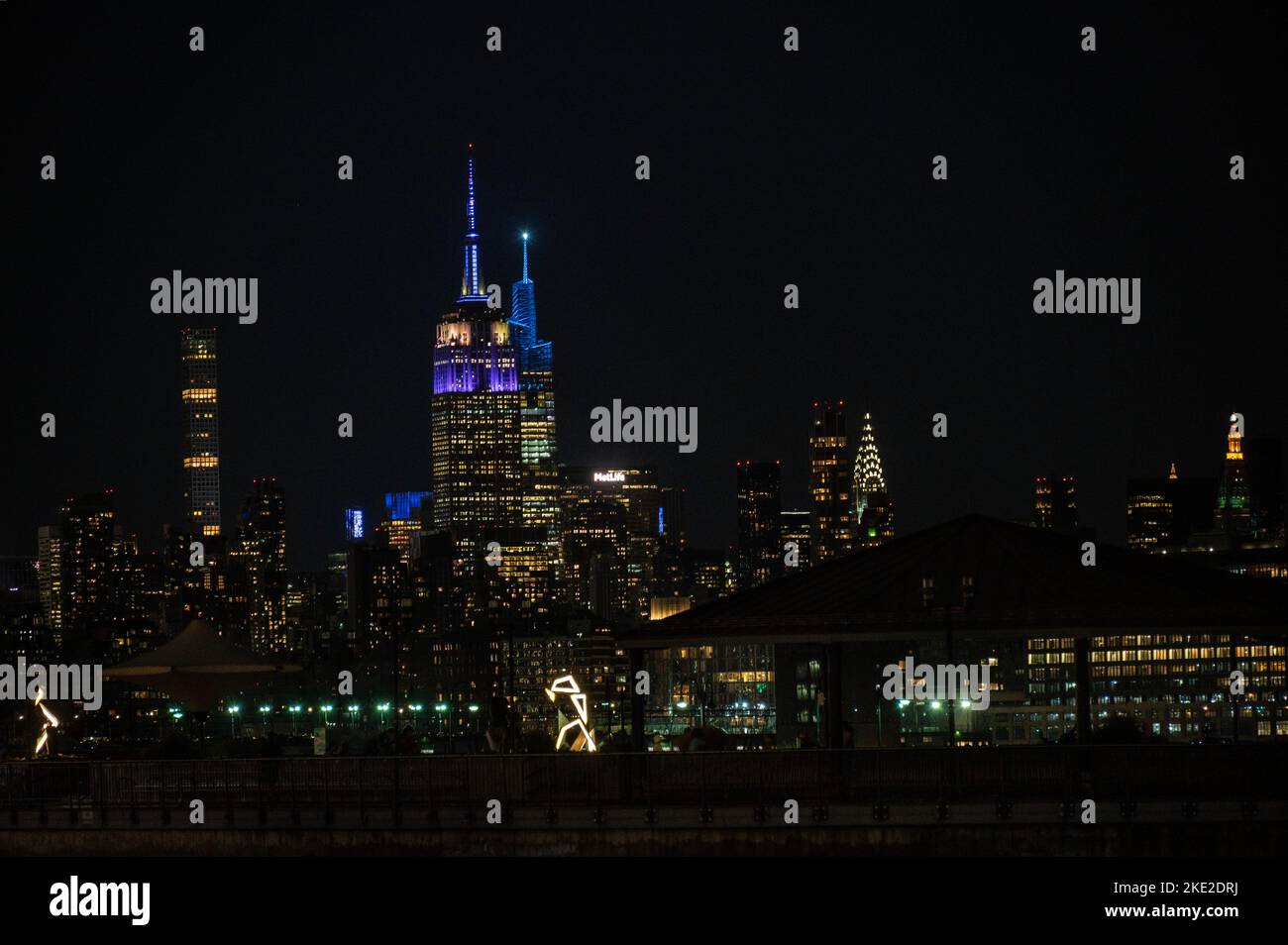 La nuit, vous pouvez admirer les gratte-ciel de Midtown Manhattan depuis la jetée de Jersey City. Banque D'Images