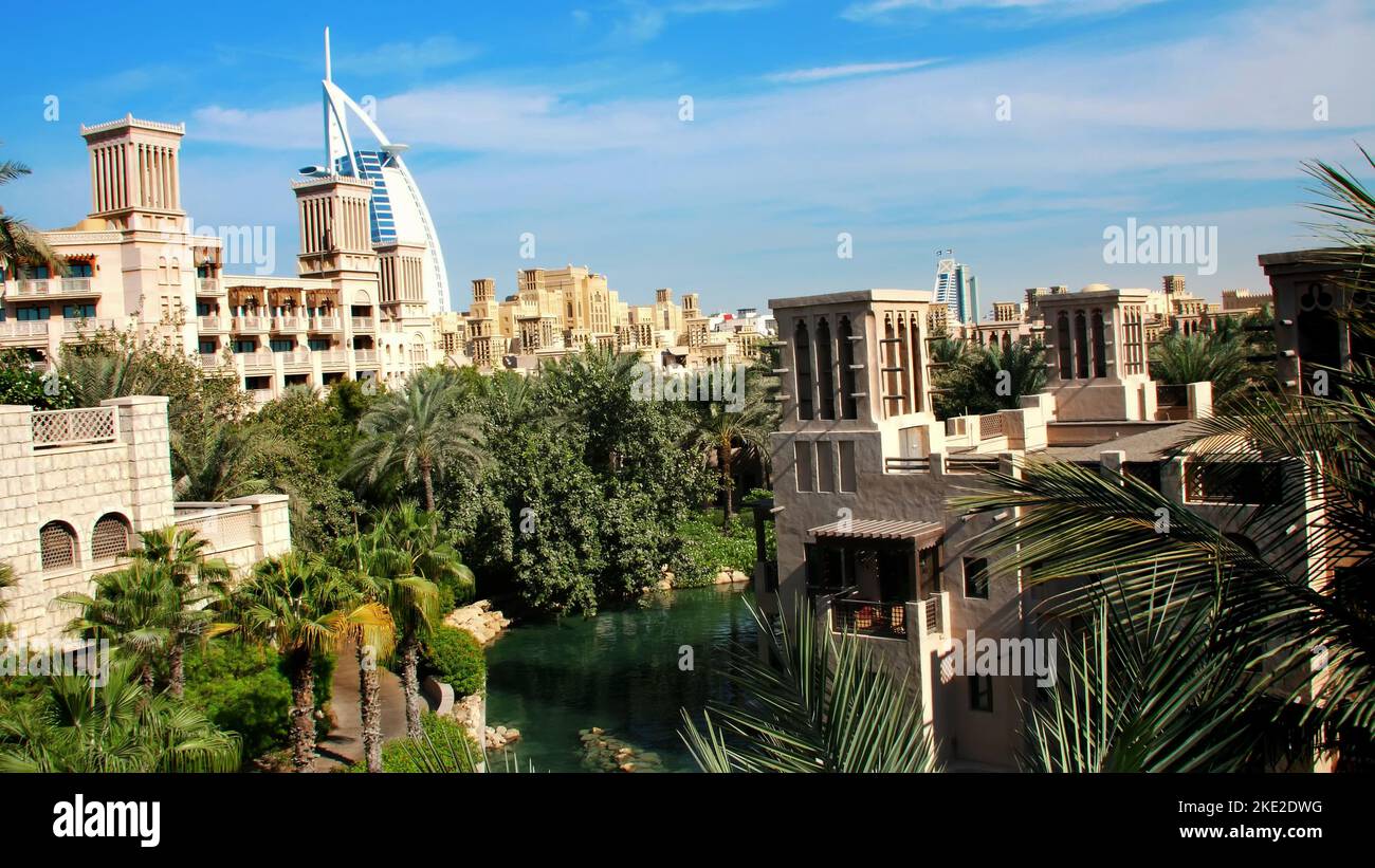 DUBAI, ÉMIRATS ARABES UNIS, Émirats Arabes Unis - 20 NOVEMBRE 2017: Vue de luxe 5 étoiles Hôtel JUMEIRAH Al Qasr Madinat, près de Burj al Arab. complexe avec ses propres canaux artificiels, jardins. Photo de haute qualité Banque D'Images