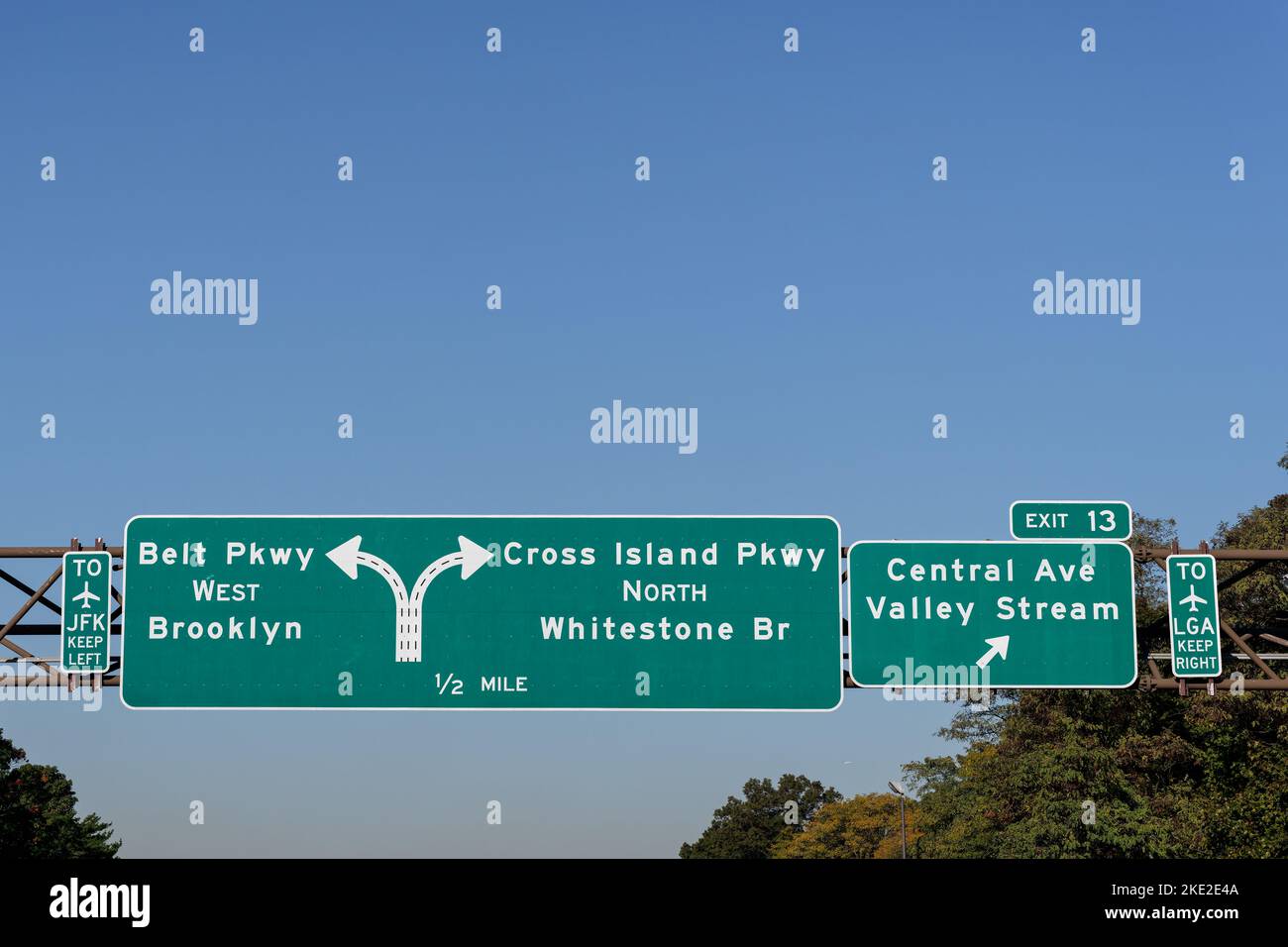 Southern State Parkway jusqu'à Belt Parkway West pour Brooklyn et l'aéroport JFK, et North pour Cross Island Pkwy. Pont Whitestone et aéroport LaGuardia Banque D'Images