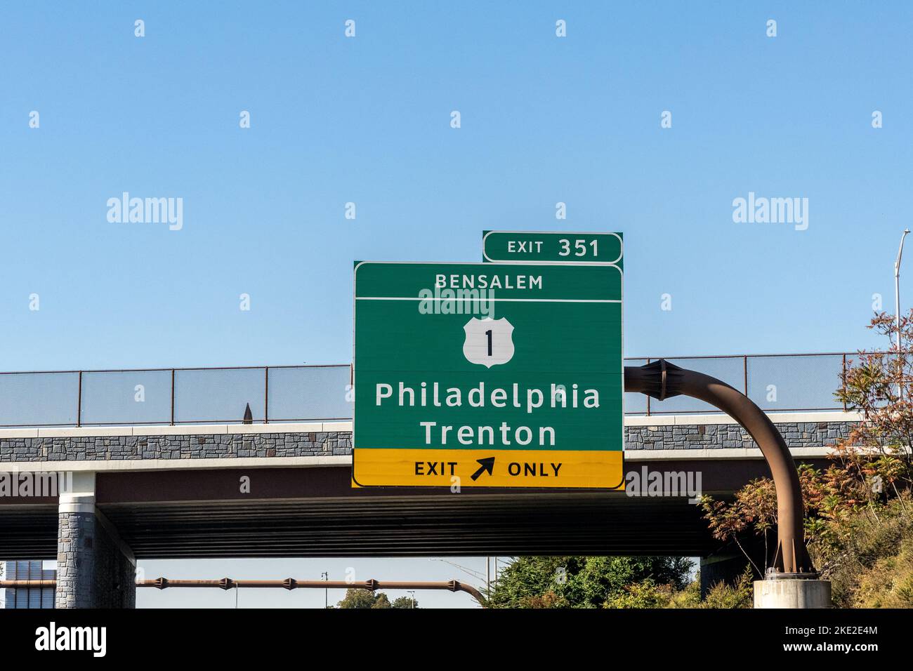 Prenez la sortie 351 et suivez les panneaux Bensalem sur l'autoroute à péage de Pennsylvanie pour prendre la route 1 en direction de Philadelphie et Trenton, dans le New Jersey Banque D'Images