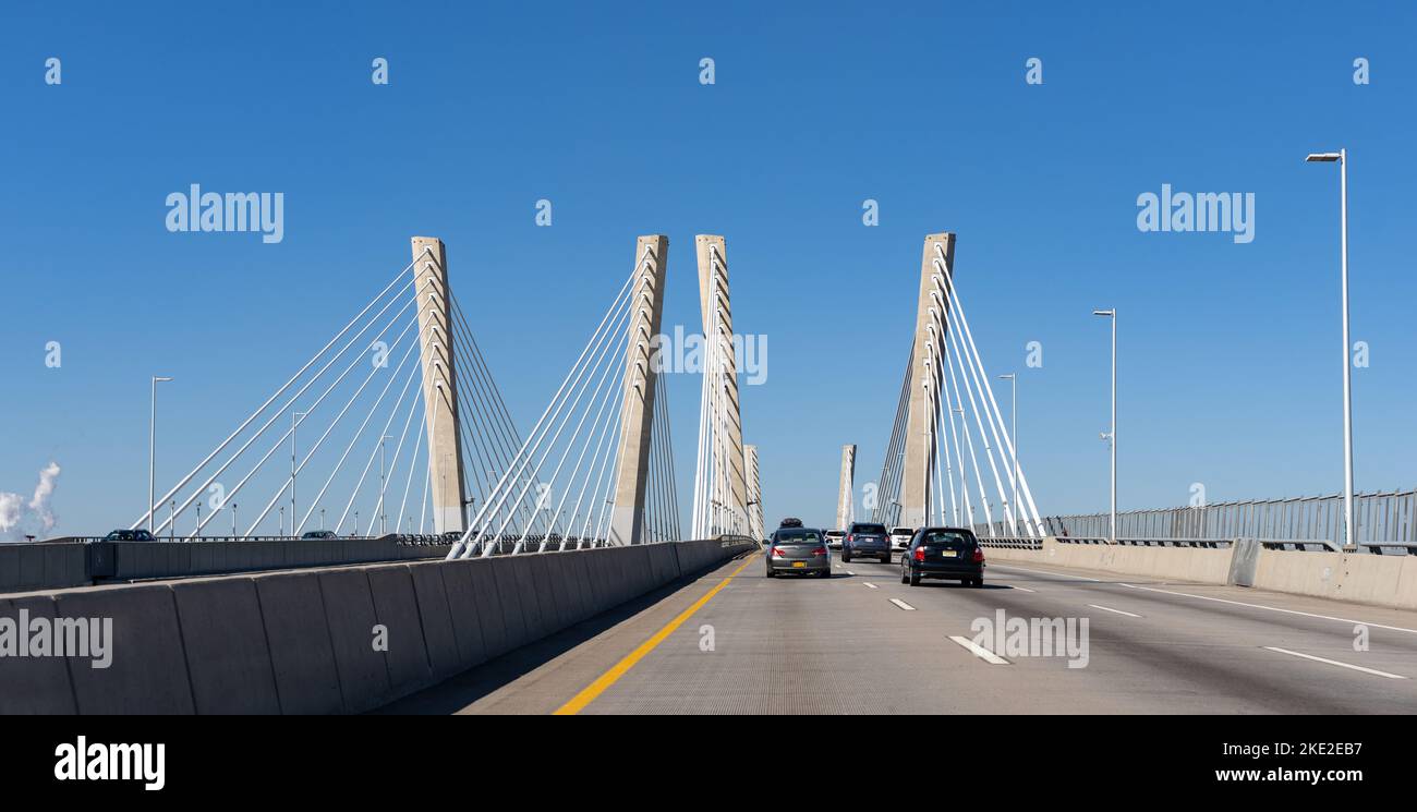 Staten Island, NY - 22 octobre 2022 : le pont Goethals est une paire de ponts à câbles, au-dessus du détroit de marée Arthur Kill, reliant Elizabeth Banque D'Images