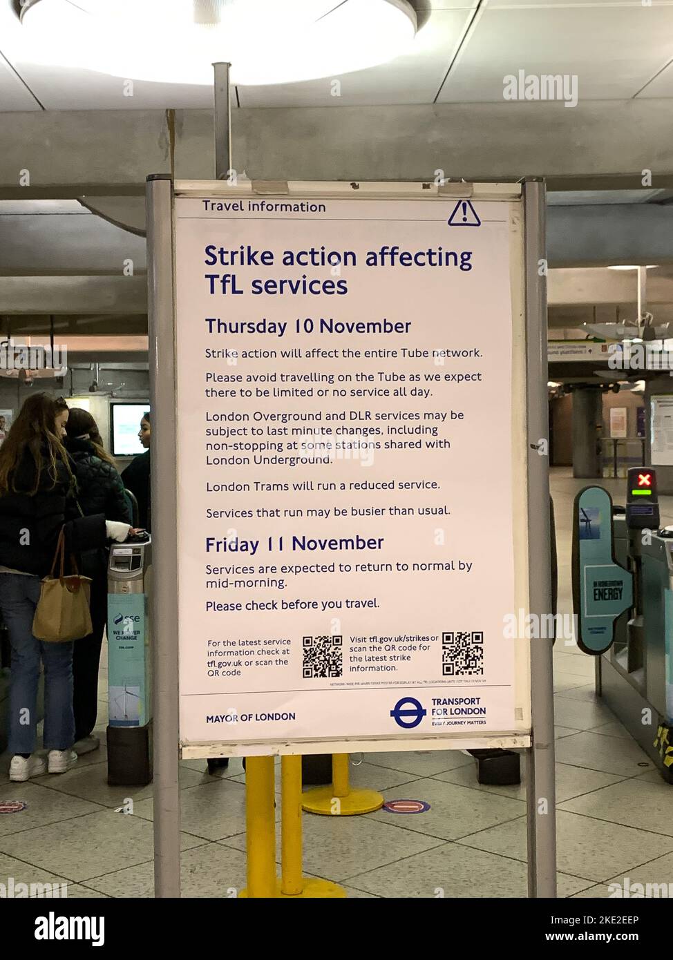 Westminster, Londres, Royaume-Uni. 8th novembre 2022. Un avis TfL à la gare de Westminster informant les clients d'une grève du métro le jeudi 11th novembre. Les passagers sont informés que la grève affectera l'ensemble du réseau de métro et évitera tout déplacement. Crédit : Maureen McLean/Alay Live News Banque D'Images