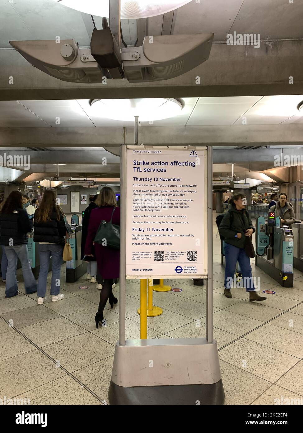 Westminster, Londres, Royaume-Uni. 8th novembre 2022. Un avis TfL à la gare de Westminster informant les clients d'une grève du métro le jeudi 11th novembre. Les passagers sont informés que la grève affectera l'ensemble du réseau de métro et évitera tout déplacement. Crédit : Maureen McLean/Alay Live News Banque D'Images