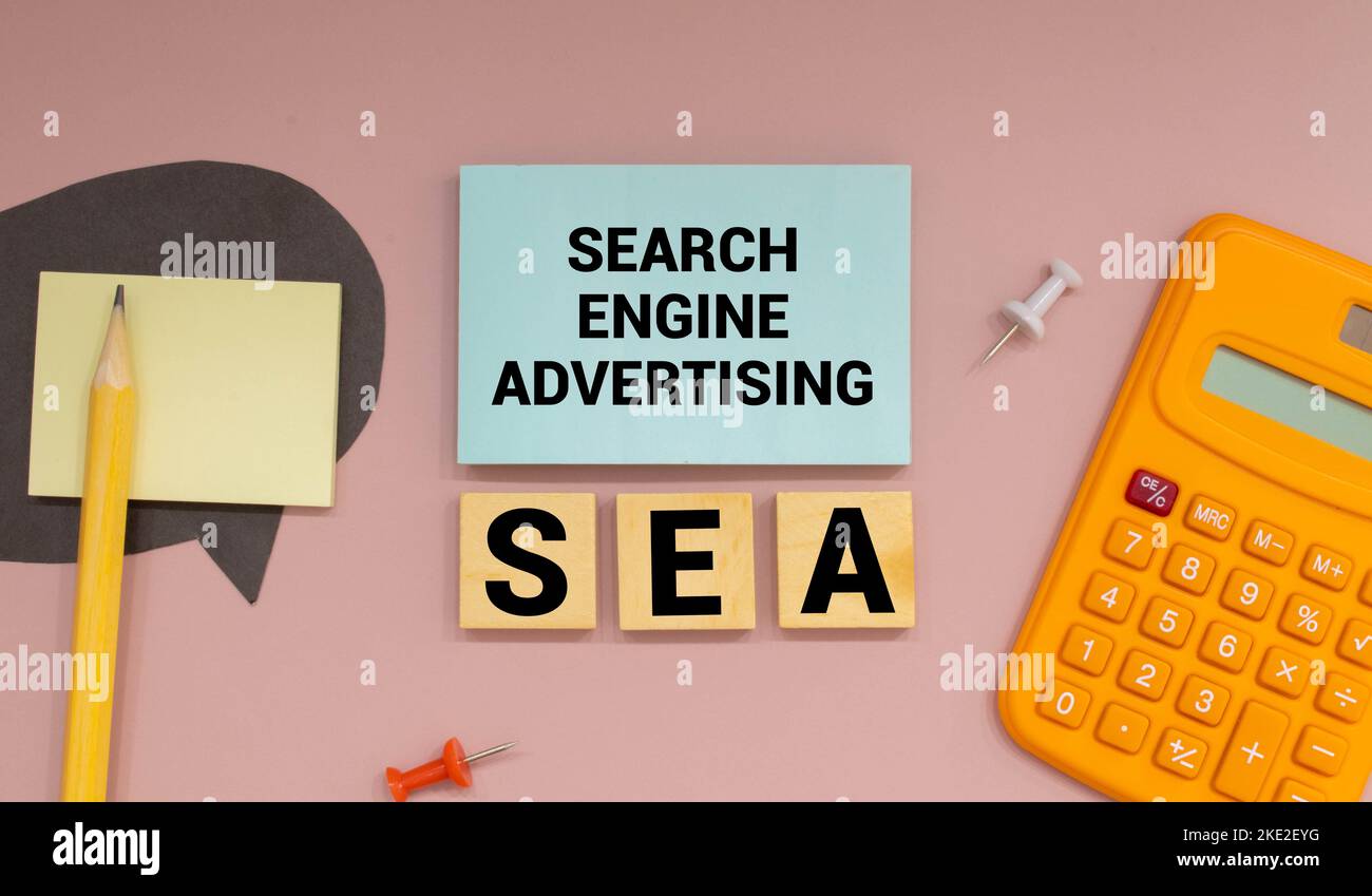 SEA - symbole publicitaire de moteur de recherche. Cubes en bois avec des mots 'sa - publicité de Search Engine'. Magnifique arrière-plan blanc, espace de copie. Affaires an Banque D'Images