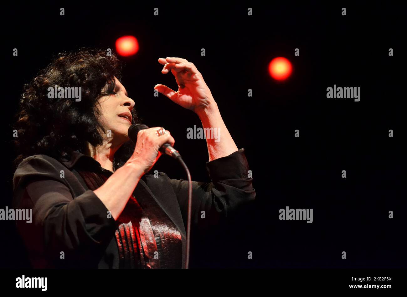 Sur scène, le chanteur brésilien GAL Costa présente un spectacle. Elle était une figure principale de la scène musicale tropicalia et bossa nova au Brésil - 30 juillet 2014 Banque D'Images
