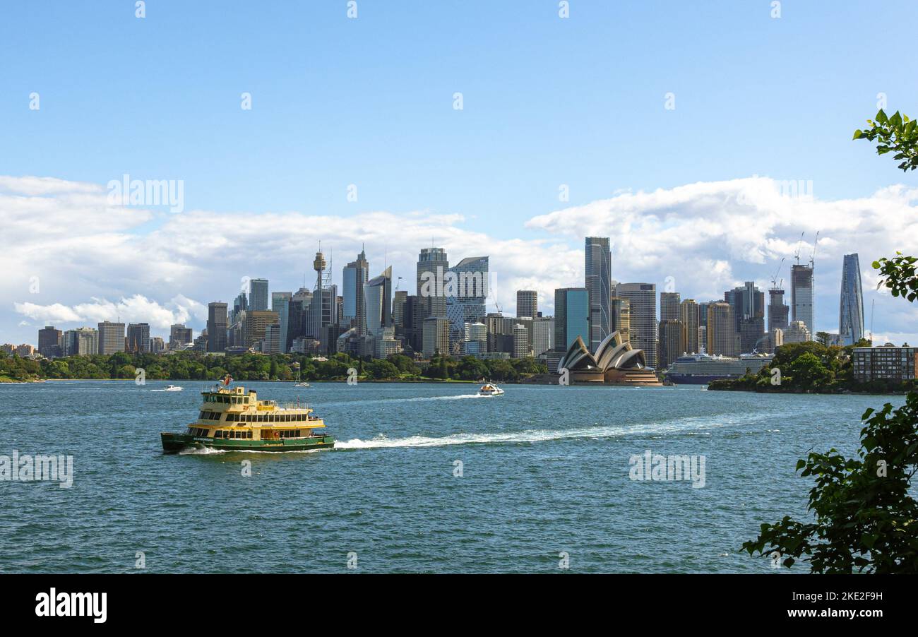 Le premier ferry de classe flotte Scarborough passe devant le quartier des affaires de Sydney Banque D'Images