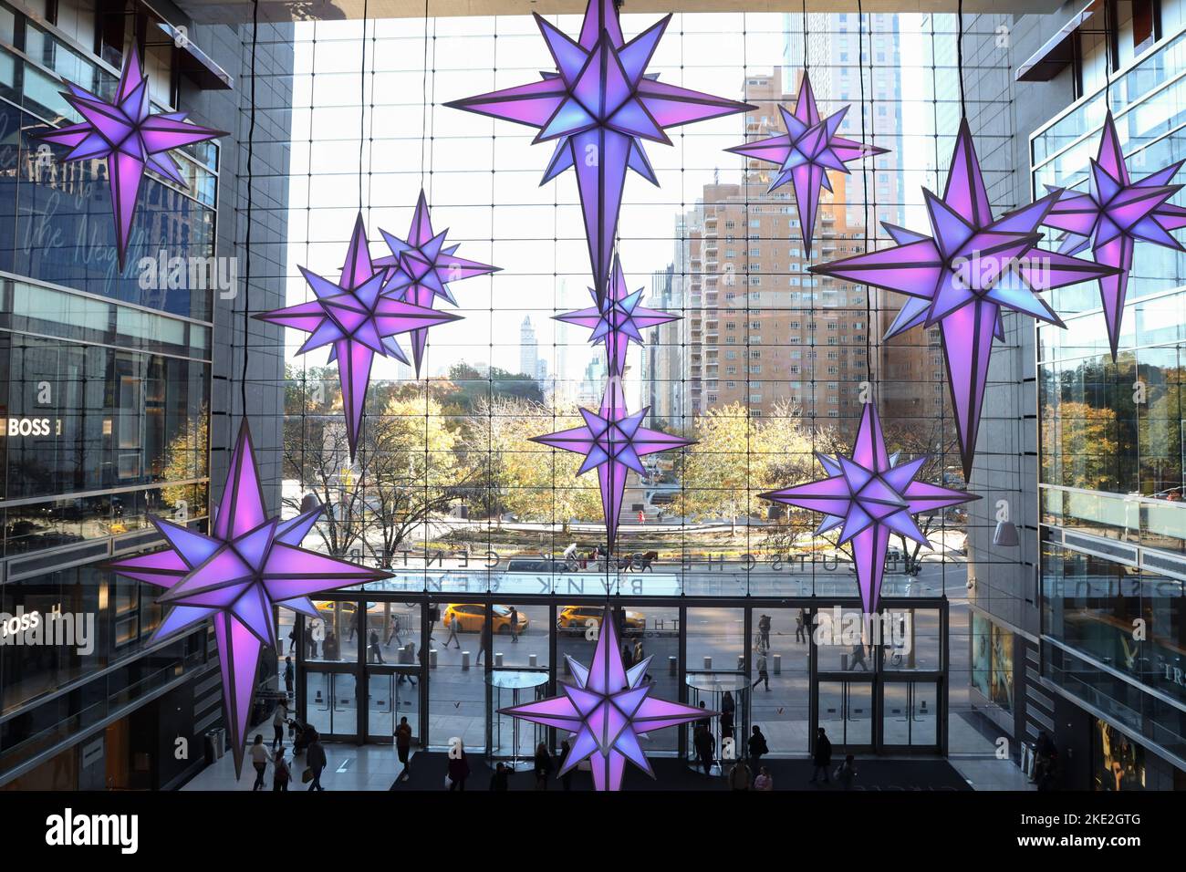 New York, Estados Unidos. 08th novembre 2022. Les décorations de Noël des stars sont vues aux magasins de Columbus Circle à New York City aux États-Unis. Présenté comme caractéristiques de l'exposition spéciale de 150 mètres surplombant Central Park. (Photo: Vanessa Carvalho/Brasil photo Press) crédit: Brésil photo Press/Alay Live News Banque D'Images