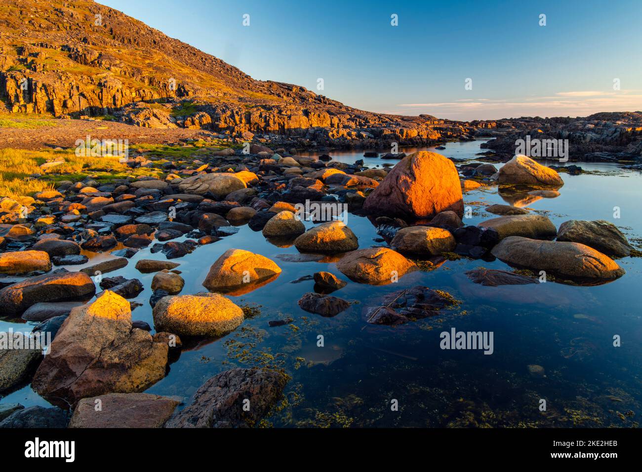 La côte à l'aube, bassins de dépotion et rochers, Fogo, Terre-Neuve-et-Labrador, T.-N.-L., Canada Banque D'Images