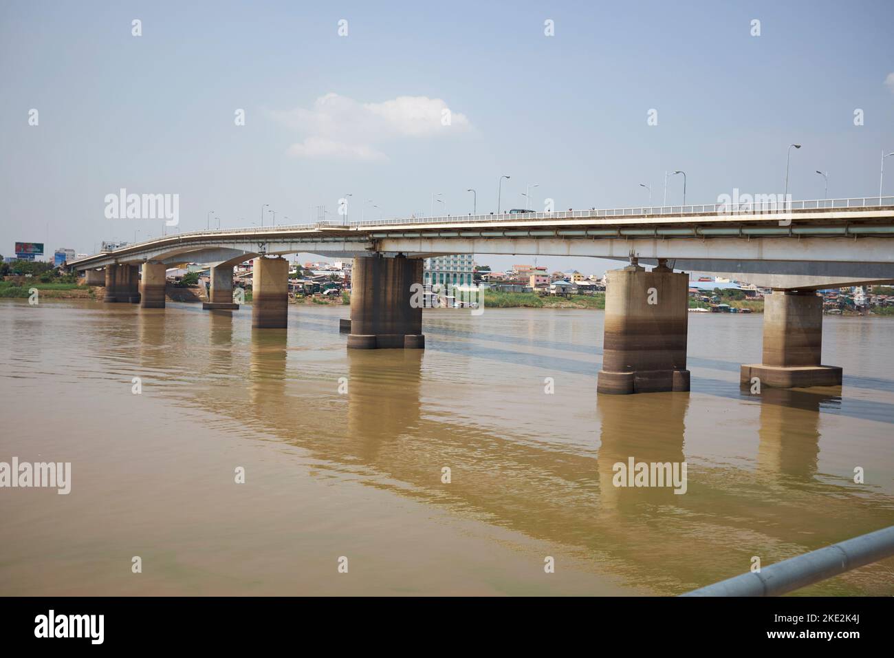 Pont Chrong Changvar Tonle SAP Rivière Phnom Penh Cambodge Banque D'Images