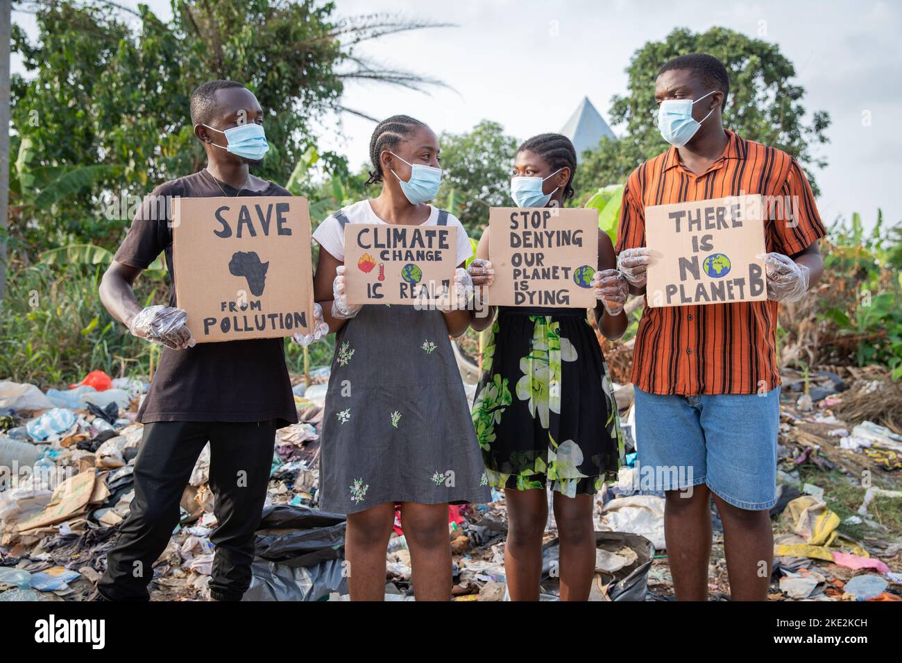 Les jeunes africains protestant contre la pollution en tenant des signes écrits:il n'y a pas de planète b. Banque D'Images