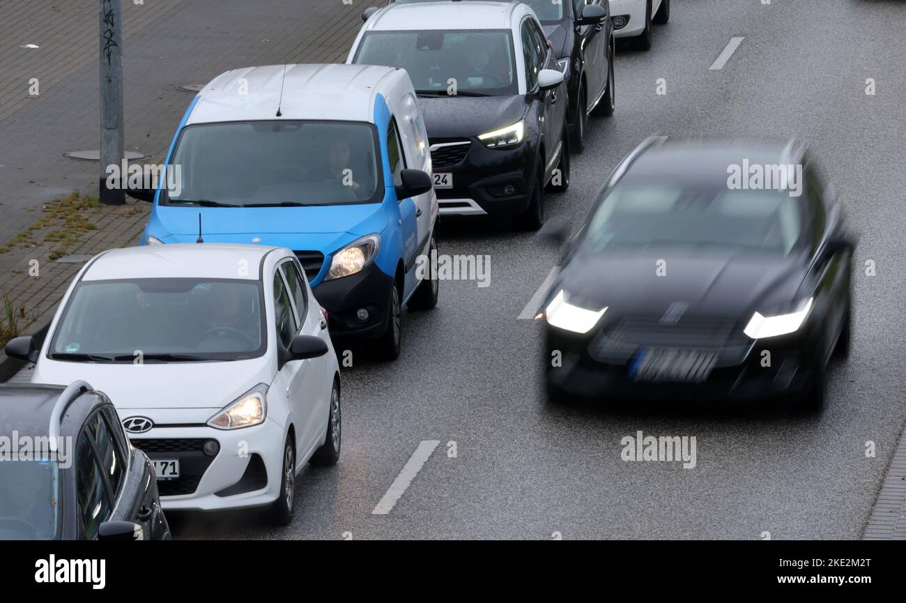 Rostock, Allemagne. 04th novembre 2022. Les véhicules se déplacent sur la route. Les voitures et les camions équipés de moteurs à combustion pourraient devenir sensiblement plus chers en raison de la nouvelle norme Euro 7 sur les émissions. Credit: Bernd Wüstneck/dpa/Alay Live News Banque D'Images