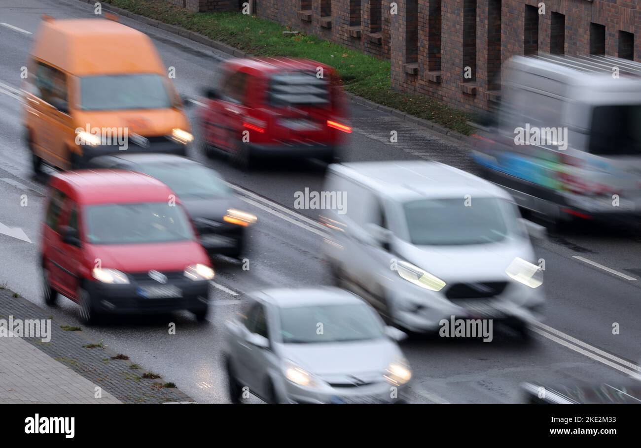 Rostock, Allemagne. 04th novembre 2022. Les véhicules se déplacent sur la route. Les voitures et les camions équipés de moteurs à combustion pourraient devenir sensiblement plus chers en raison de la nouvelle norme Euro 7 sur les émissions. Credit: Bernd Wüstneck/dpa/Alay Live News Banque D'Images