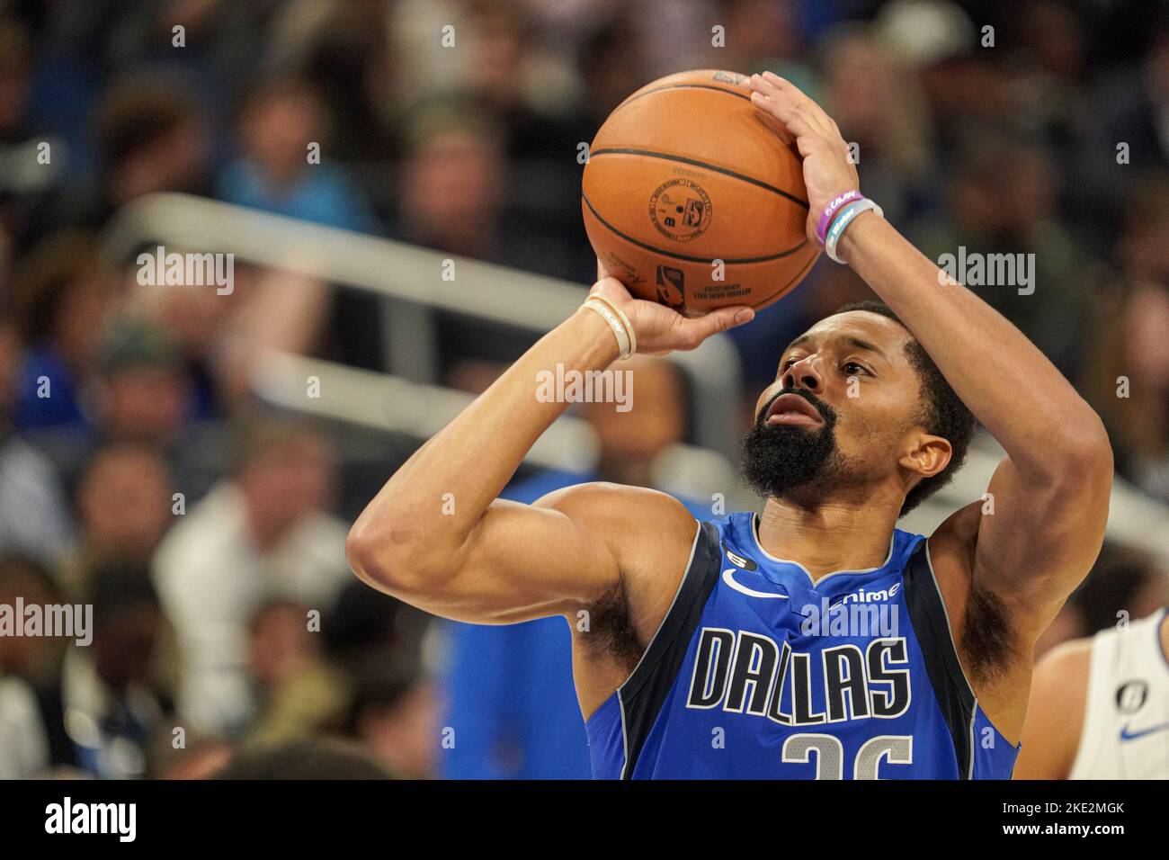 Orlando, Floride, États-Unis, 9 novembre 2022, Dallas Mavericks point Guard Spencer Dinwiddie #26 tenter de marquer dans la première moitié au centre Amway. (Crédit photo : Marty Jean-Louis) Banque D'Images