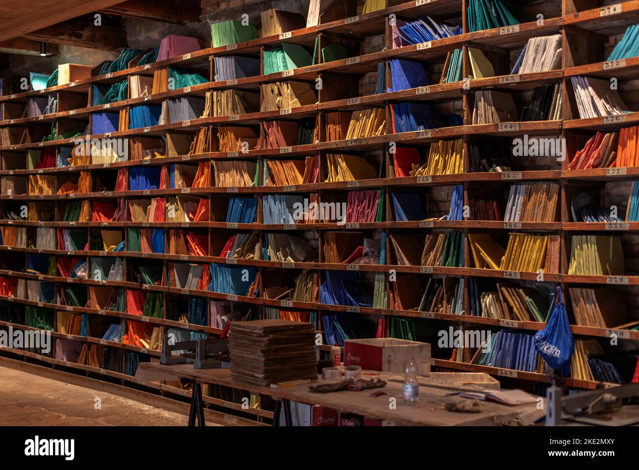 La bibliothèque de couleurs en mosaïque Orsoni conserve des échantillons de plaques de verre de plus de 2000 couleurs Banque D'Images