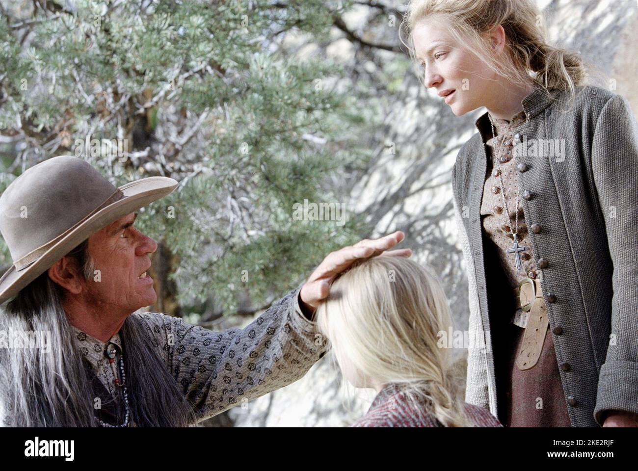 LES DISPARUS, TOMMY LEE JONES, JENNA BOYD, CATE BLANCHETT, 2003 Banque D'Images