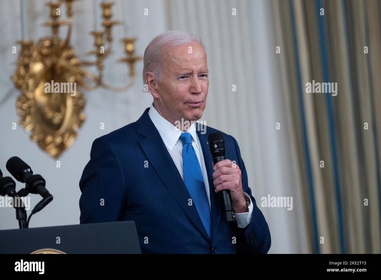 Le président des États-Unis Joe Biden prononce des remarques et pose des questions à la suite des élections de mi-mandat de 2022 à la Maison Blanche, à Washington, DC, mercredi, à 9 novembre 2022. Crédit: Chris Kleponis/CNP Banque D'Images