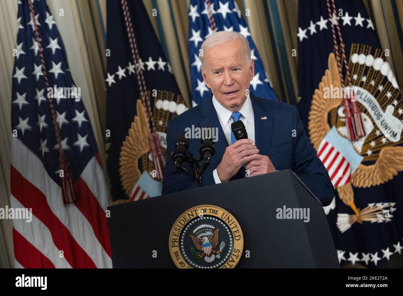 Le président des États-Unis Joe Biden prononce des remarques et pose des questions à la suite des élections de mi-mandat de 2022 à la Maison Blanche, à Washington, DC, mercredi, à 9 novembre 2022. Crédit: Chris Kleponis/CNP Banque D'Images