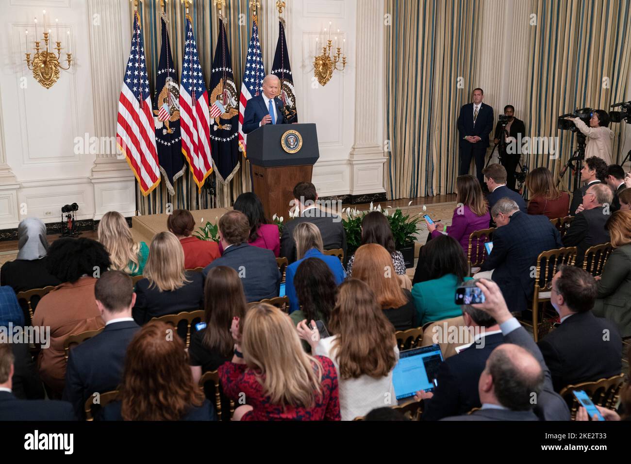 Le président des États-Unis Joe Biden prononce des remarques et pose des questions à la suite des élections de mi-mandat de 2022 à la Maison Blanche, à Washington, DC, mercredi, à 9 novembre 2022. Crédit: Chris Kleponis/CNP Banque D'Images