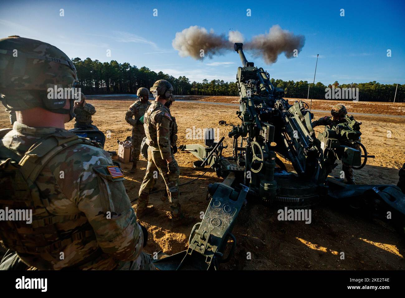 Des soldats de l’armée américaine avec la batterie Charlie de la Garde nationale du New Jersey, 3-112th Field Artillery, 44th équipe de combat de la Brigade d’infanterie ont incendié un Howitzer M777A2 155mm lors d’une qualification de section sur la base interarmées McGuire-Dix-Lakehurst (New Jersey), le 5 novembre 2022. L'artillerie de campagne 3-112th s'est qualifiée pendant le week-end de 3-6 novembre sur la table d'artillerie VI (É.-U. Photo de la Garde nationale de l'armée par la CPS. Michael Schwenk) Banque D'Images