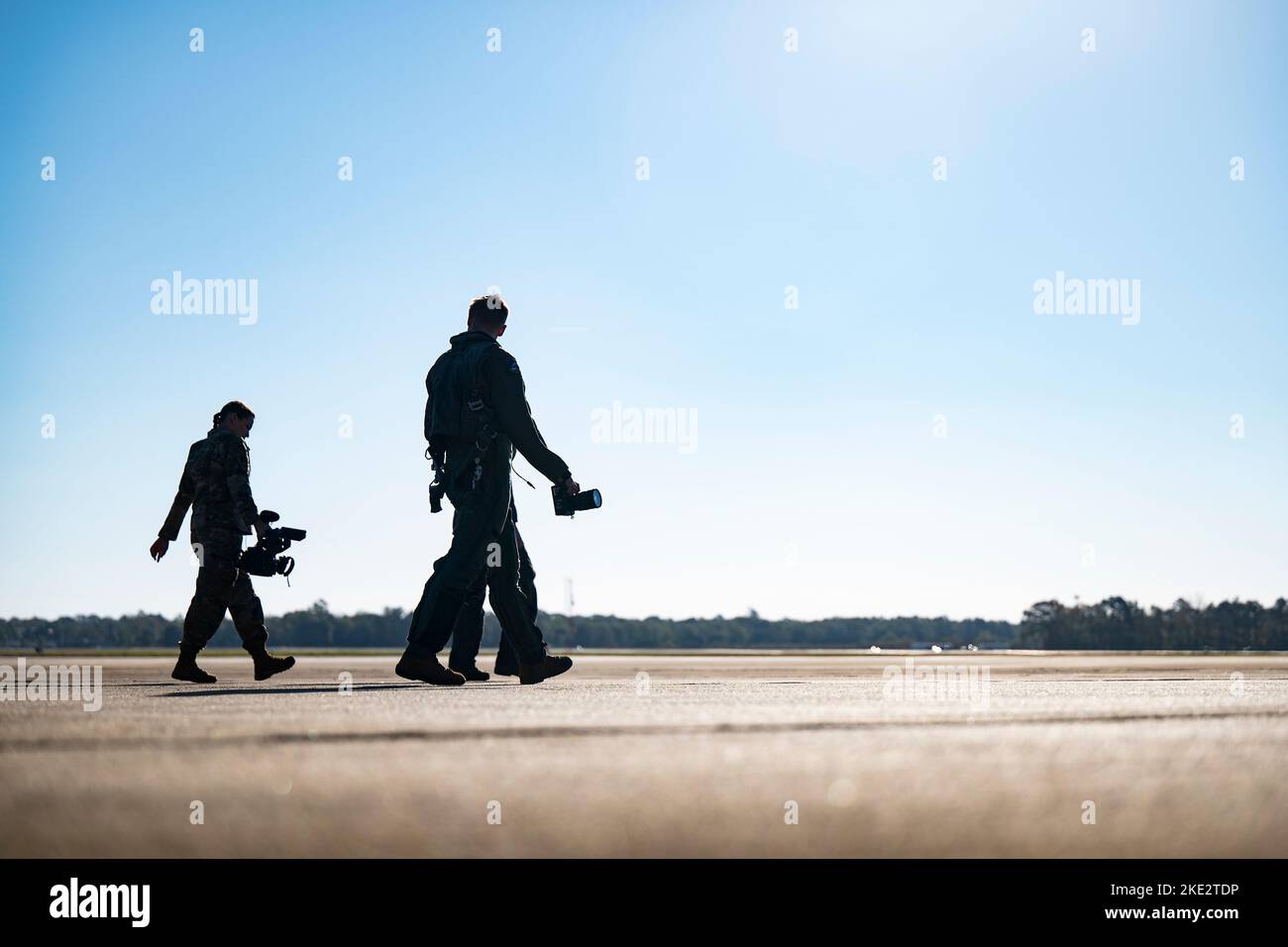 Les aviateurs de la US Air Force affectés à la base interarmées Charleston, S.C., 1st, Escadron de caméras de combat (CBCS), visitent la base aérienne Shaw, S.C., pour participer à un vol FCF-16D Fighting Falcon le 8 novembre 2022. Le CTCS 1st a recueilli des séquences aériennes à utiliser dans une vidéo de recrutement future visant à maximiser la sensibilisation au programme aérien de caméra de combat et aux capacités de la plate-forme aérienne. (É.-U. Photo de la Force aérienne par le premier Airman Madeline Herzog) Banque D'Images