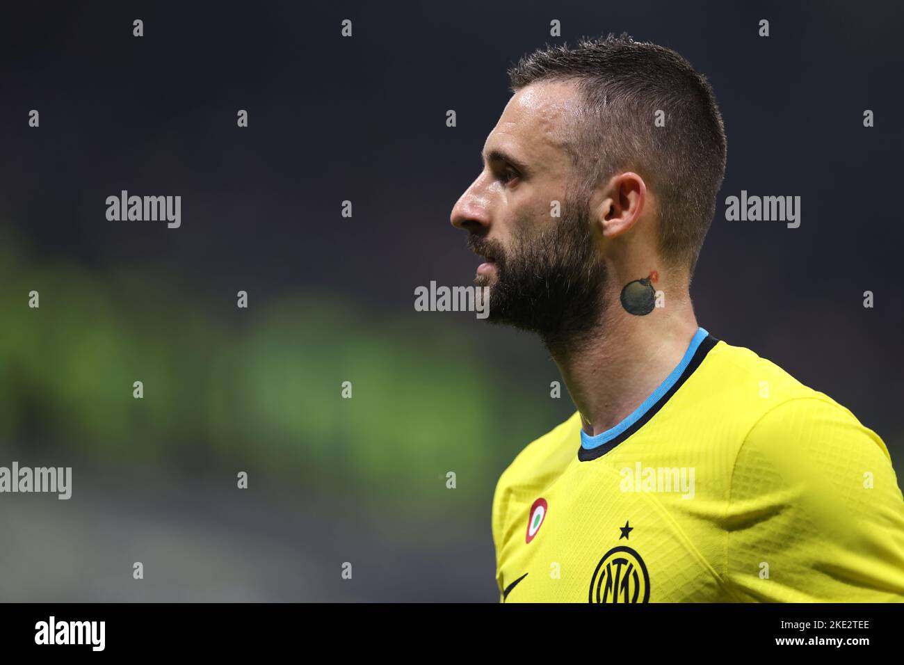 Milan, Italie, 9th novembre 2022. Un tatouage d'une bombe avec un fusible allumé est vu sur le col de Marcelo Brozovic du FC Internazionale pendant le match de la série A à Giuseppe Meazza, Milan. Le crédit photo devrait se lire: Jonathan Moscrop / Sportimage Banque D'Images