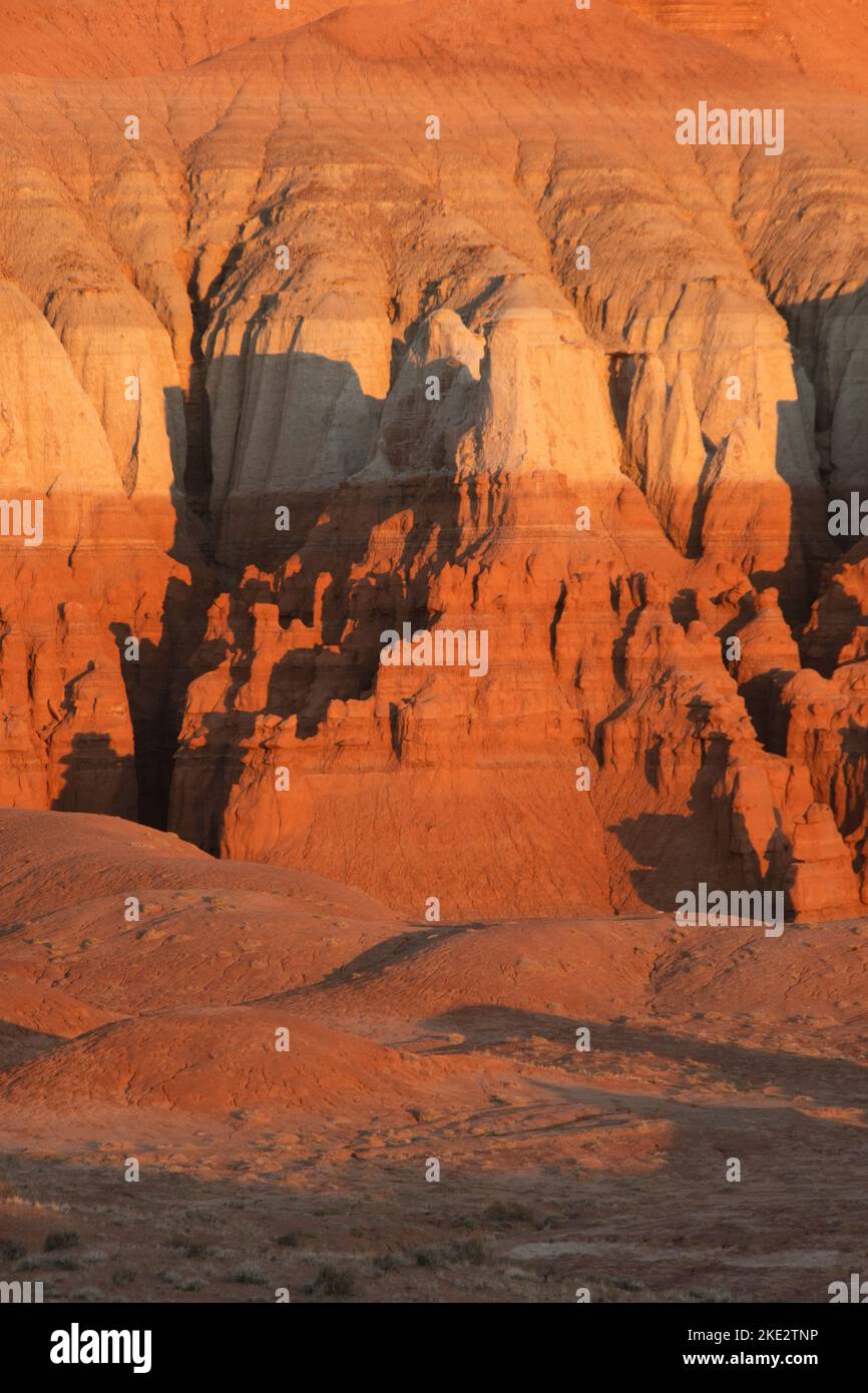 Falaises de pierre à l'aube, Wild Horse Butte, parc national de Goblin Valley, 5 760 mètres d'altitude, dans le comté d'Emery, Utah Banque D'Images