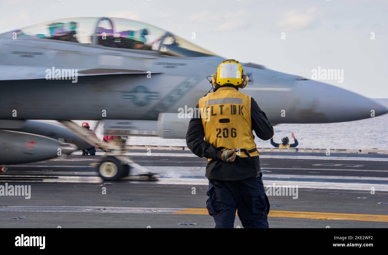 221109-N-JO823-1007 MER DES PHILIPPINES (NOV 9, 2022) Aviation Boatswain’s Mate (Handling) 3rd Class Samuel Woodger, de Londres, signale le lancement d’un F/A-18F Super Hornet, attaché aux Diamondbacks du Strike Fighter Squadron (VFA) 102, à bord du seul porte-avions déployé par l’avant de la marine américaine, l’USS Ronald Reagan (CVN 76), en mer des Philippines, le 9 novembre. Les Diamondbacks mènent des frappes aériennes et des missions d'escorte de la force de frappe, ainsi que des opérations de collecte de renseignements, de groupe de combat et de navires. Ronald Reagan, le fleuron du Carrier Strike Group 5, est prêt à affronter le combat Banque D'Images