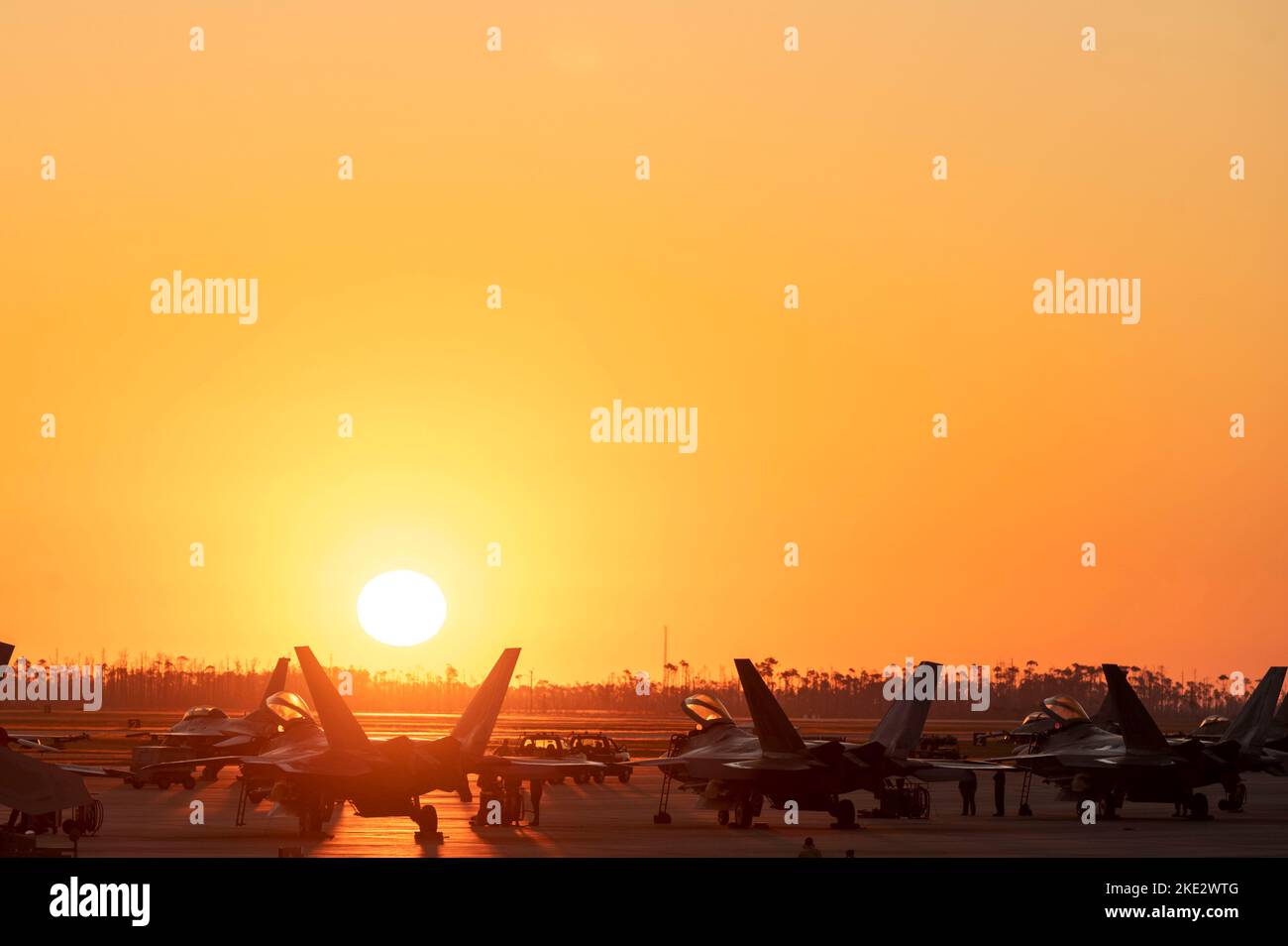 Les avions de la US Air Force couvrent la ligne de vol pendant le drapeau à damiers 23-1 à la base aérienne de Tyndall, en Floride, le 4 novembre 2022. Le drapeau à damiers est un exercice aérien de grande force qui favorise la préparation et l'interopérabilité par l'incorporation d'avions de 4th et 5th générations pendant l'entraînement de combat aérien. La répétition de l'exercice 23-1 a eu lieu du 31 octobre au 10 novembre 2022. (É.-U. Photo de la Force aérienne par Tech. Sgt. Betty R. Chevalier) Banque D'Images
