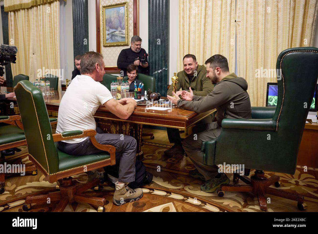 Le président ukrainien Volodymyr Zelensky a rencontré Sean Penn, acteur, cinéaste, scénariste et producteur américain, qui vient en Ukraine pour la troisième fois lors de l'invasion à grande échelle de la Russie. Le Chef de l'Etat a remercié Sean Penn pour l'attention et le soutien qu'il a apporté à l'Ukraine et à son peuple depuis le début de cette guerre. Volodymyr Zelenskyy a parlé de la situation actuelle dans le pays. Les interlocuteurs ont discuté des possibilités de soutenir l'Ukraine et de maintenir l'attention du monde sur les événements tragiques qui se produisent. Banque D'Images Le président ukrainien Volodymyr Zelensky a rencontré Sean Penn, acteur, cinéaste, scénariste et producteur américain, qui vient en Ukraine pour la troisième fois lors de l'invasion à grande échelle de la Russie. Le Chef de l'Etat a remercié Sean Penn pour l'attention et le soutien qu'il a apporté à l'Ukraine et à son peuple depuis le début de cette guerre. Volodymyr Zelenskyy a parlé de la situation actuelle dans le pays. Les interlocuteurs ont discuté des possibilités de soutenir l'Ukraine et de maintenir l'attention du monde sur les événements tragiques qui se produisent. Banque D'Images