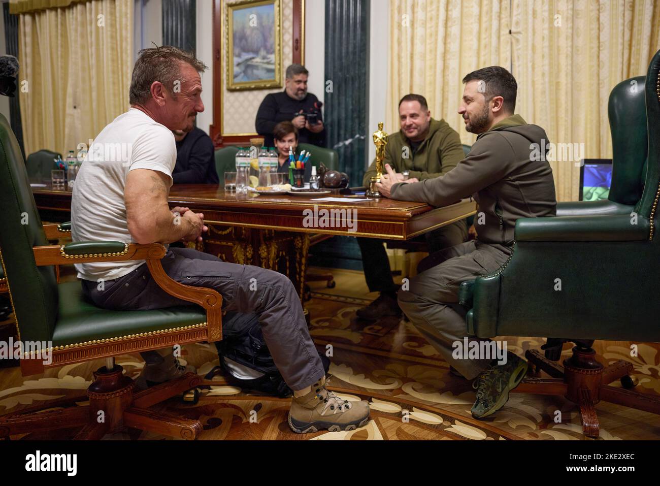 Le président ukrainien Volodymyr Zelensky a rencontré Sean Penn, acteur, cinéaste, scénariste et producteur américain, qui vient en Ukraine pour la troisième fois lors de l'invasion à grande échelle de la Russie. Le Chef de l'Etat a remercié Sean Penn pour l'attention et le soutien qu'il a apporté à l'Ukraine et à son peuple depuis le début de cette guerre. Volodymyr Zelenskyy a parlé de la situation actuelle dans le pays. Les interlocuteurs ont discuté des possibilités de soutenir l'Ukraine et de maintenir l'attention du monde sur les événements tragiques qui se produisent. Banque D'Images Le président ukrainien Volodymyr Zelensky a rencontré Sean Penn, acteur, cinéaste, scénariste et producteur américain, qui vient en Ukraine pour la troisième fois lors de l'invasion à grande échelle de la Russie. Le Chef de l'Etat a remercié Sean Penn pour l'attention et le soutien qu'il a apporté à l'Ukraine et à son peuple depuis le début de cette guerre. Volodymyr Zelenskyy a parlé de la situation actuelle dans le pays. Les interlocuteurs ont discuté des possibilités de soutenir l'Ukraine et de maintenir l'attention du monde sur les événements tragiques qui se produisent. Banque D'Images