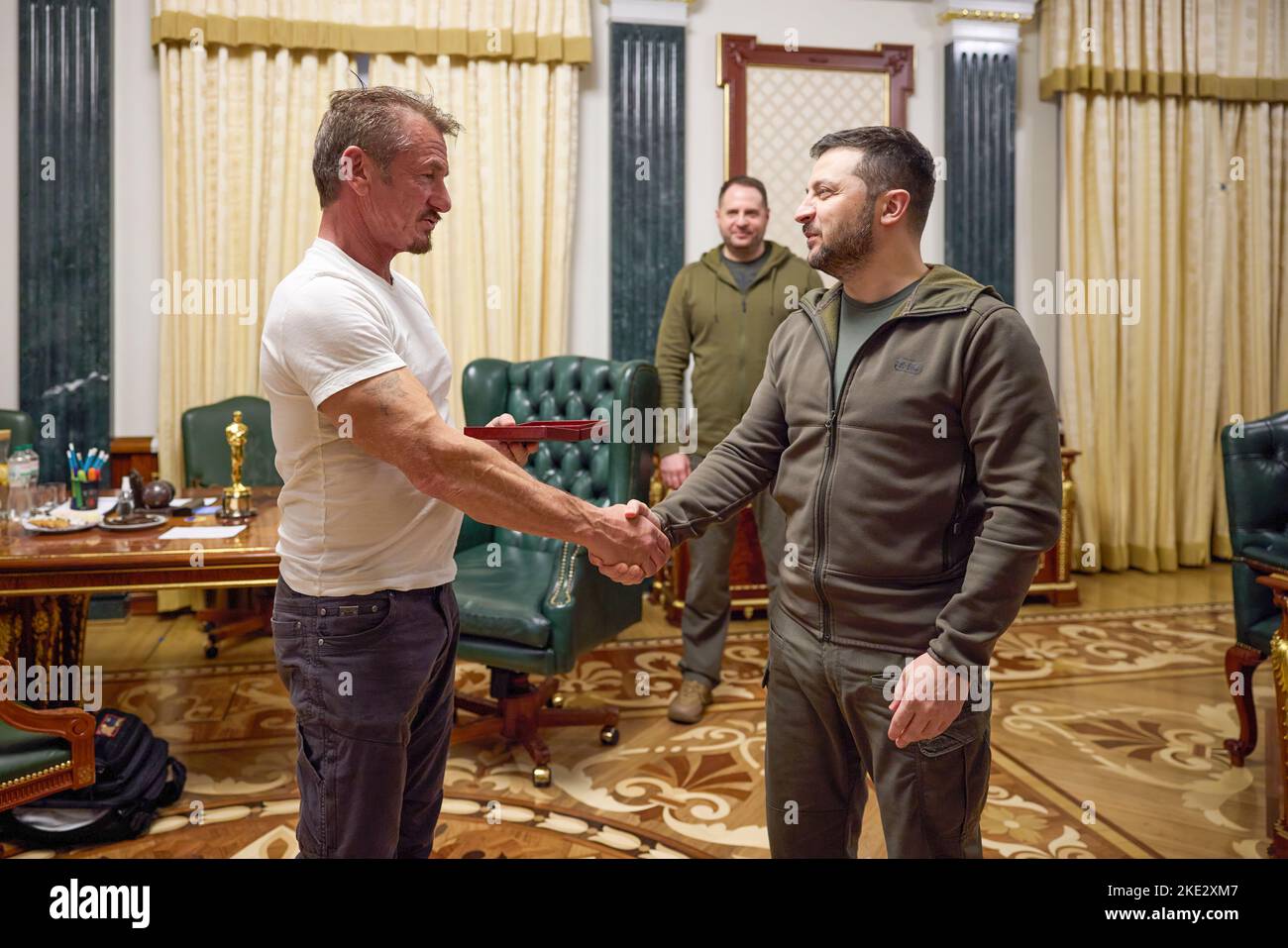 Le président ukrainien Volodymyr Zelensky a rencontré Sean Penn, acteur, cinéaste, scénariste et producteur américain, qui vient en Ukraine pour la troisième fois lors de l'invasion à grande échelle de la Russie. Le Chef de l'Etat a remercié Sean Penn pour l'attention et le soutien qu'il a apporté à l'Ukraine et à son peuple depuis le début de cette guerre. Volodymyr Zelenskyy a parlé de la situation actuelle dans le pays. Les interlocuteurs ont discuté des possibilités de soutenir l'Ukraine et de maintenir l'attention du monde sur les événements tragiques qui se produisent. Banque D'Images Le président ukrainien Volodymyr Zelensky a rencontré Sean Penn, acteur, cinéaste, scénariste et producteur américain, qui vient en Ukraine pour la troisième fois lors de l'invasion à grande échelle de la Russie. Le Chef de l'Etat a remercié Sean Penn pour l'attention et le soutien qu'il a apporté à l'Ukraine et à son peuple depuis le début de cette guerre. Volodymyr Zelenskyy a parlé de la situation actuelle dans le pays. Les interlocuteurs ont discuté des possibilités de soutenir l'Ukraine et de maintenir l'attention du monde sur les événements tragiques qui se produisent. Banque D'Images